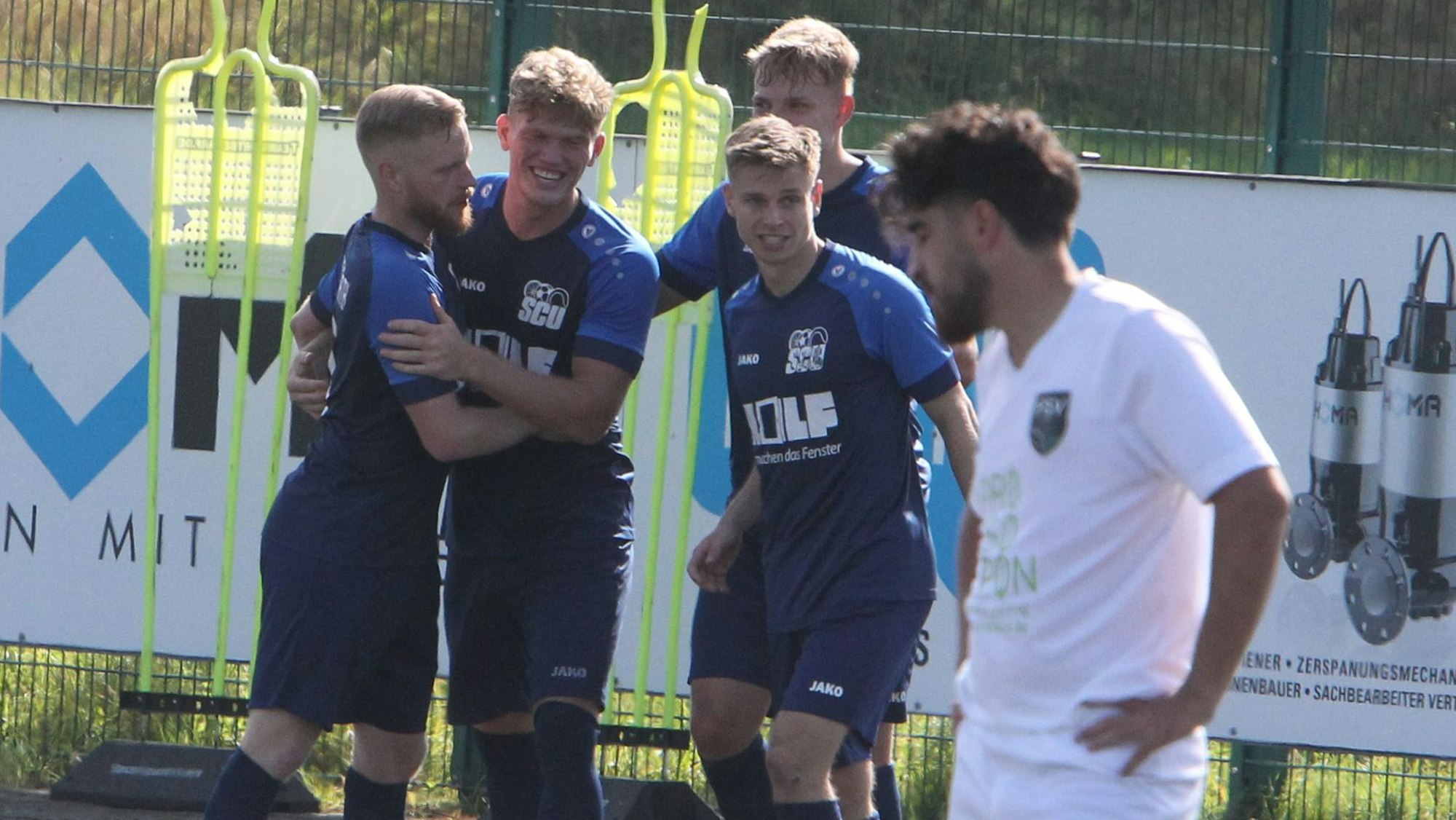 Die Uckerather freuen sich über den Treffer zum 2:0.