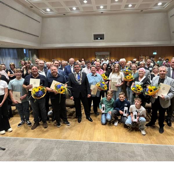 Gruppenbild am Ende des Gummersbacher Bürgertreffs 2024.