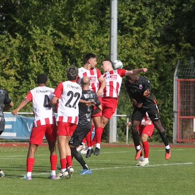 Dicke Luft im Hennefer Strafraum: Zwei Tore nach einer Ecke bringen den Bonner SC auf die Siegerstraße.