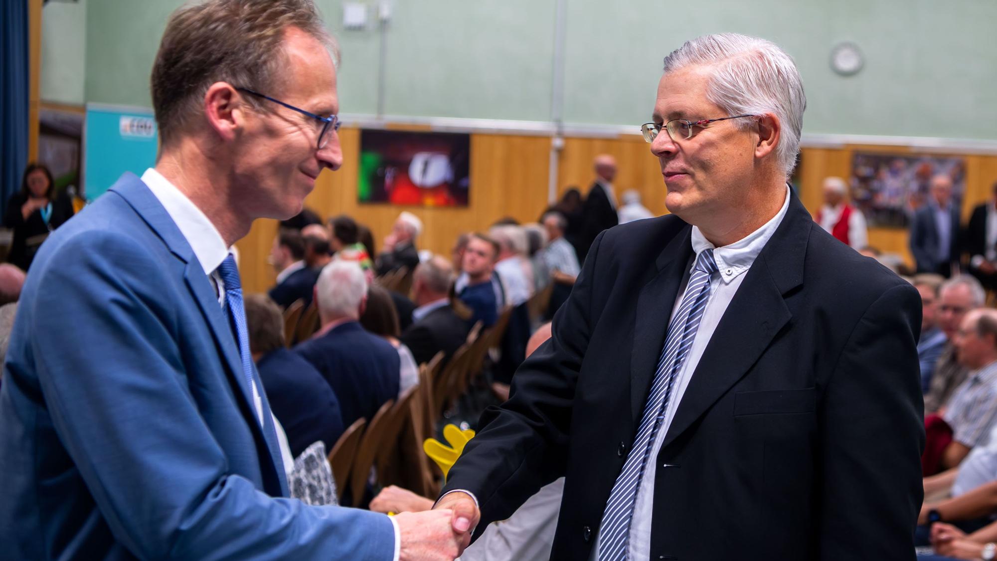 Detlef Seif (l.) und der Mechernicher Bernd Ontijd geben sich die Hand.