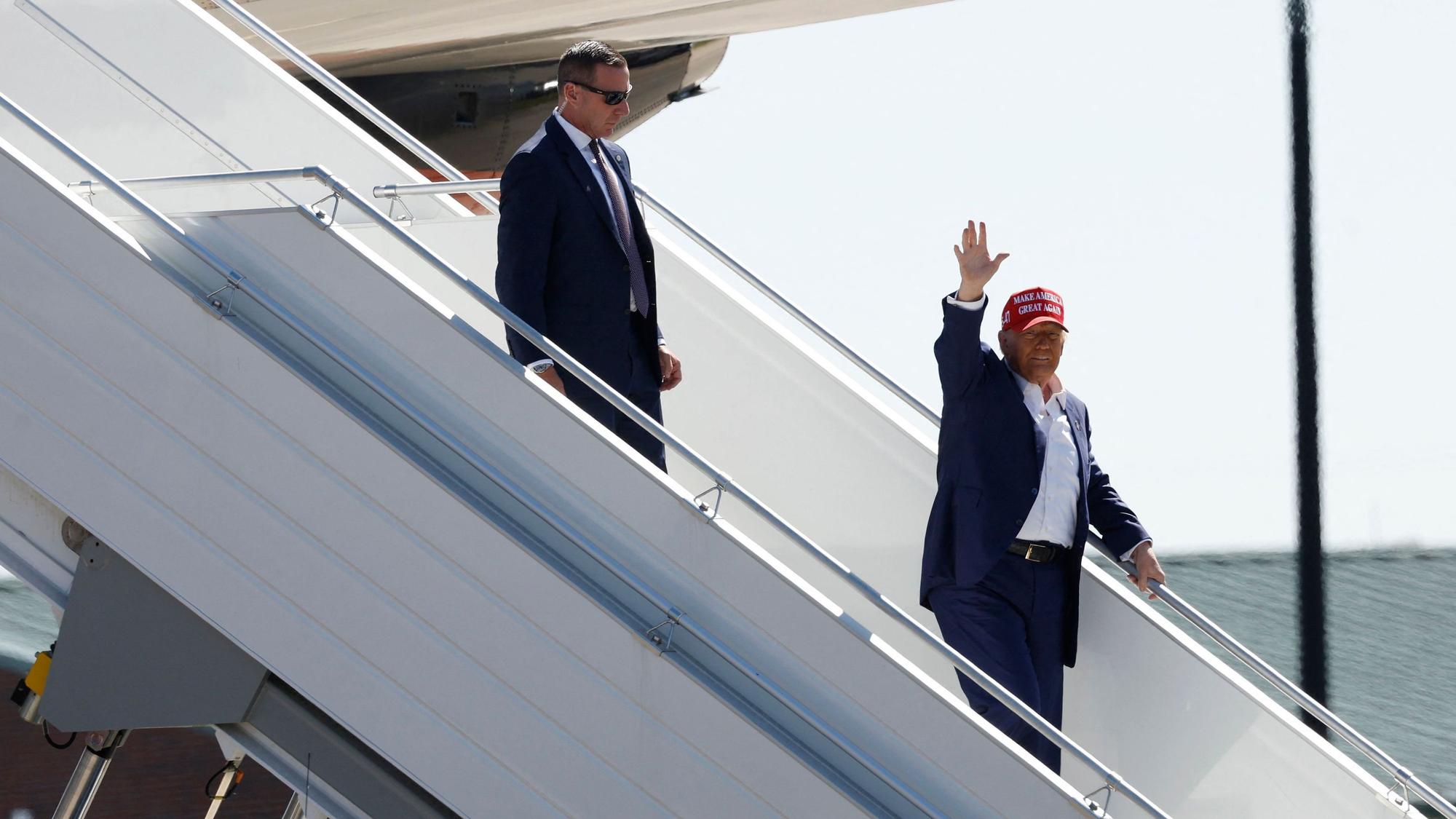 Donald Trump steigt aus der „Trump Force One“, bevor er an einer Wahlkampfveranstaltung in Wilmington, North Carolina teilnimmt. (Archivbild)