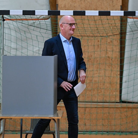 Forst: Dietmar Woidke, Brandenburgs Ministerpräsident und Vorsitzender der SPD in Brandenburg, kommt bei der Stimmabgabe zur Landtagswahl in Brandenburg aus der Wahlkabine.