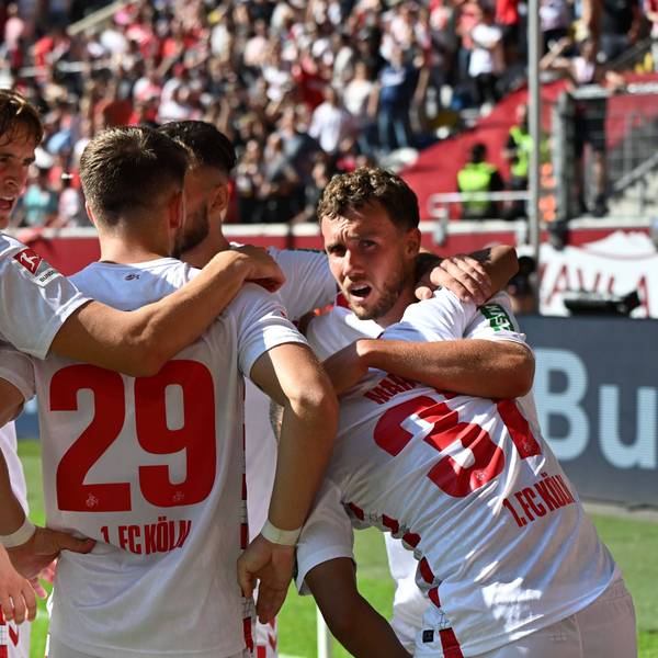Auf dem richtigen Weg: Die Spieler des 1. FC Köln bejubeln das 2:1 von Linton Maina bei Fortuna Düsseldorf.