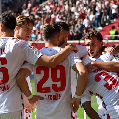 Auf dem richtigen Weg: Die Spieler des 1. FC Köln bejubeln das 2:1 von Linton Maina bei Fortuna Düsseldorf.