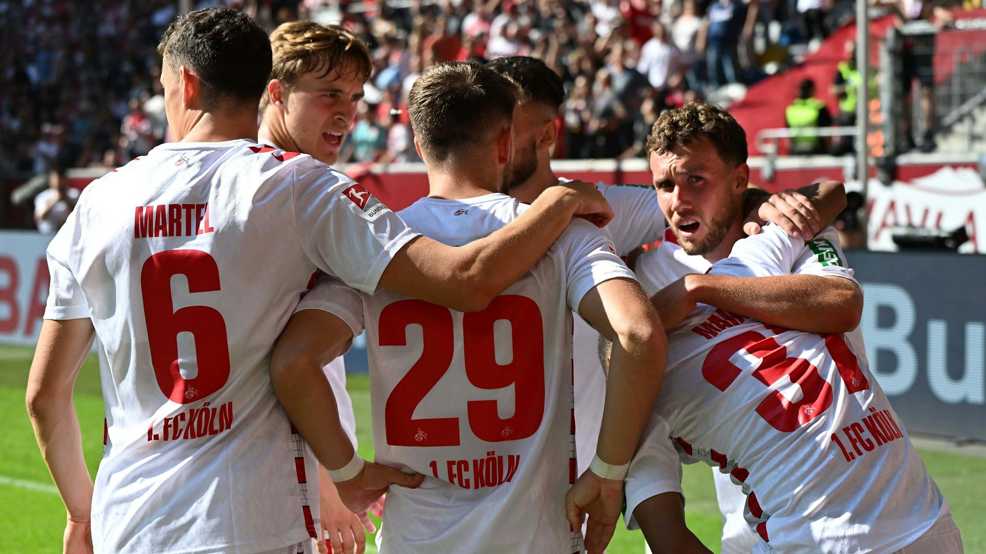 Auf dem richtigen Weg: Die Spieler des 1. FC Köln bejubeln das 2:1 von Linton Maina bei Fortuna Düsseldorf.