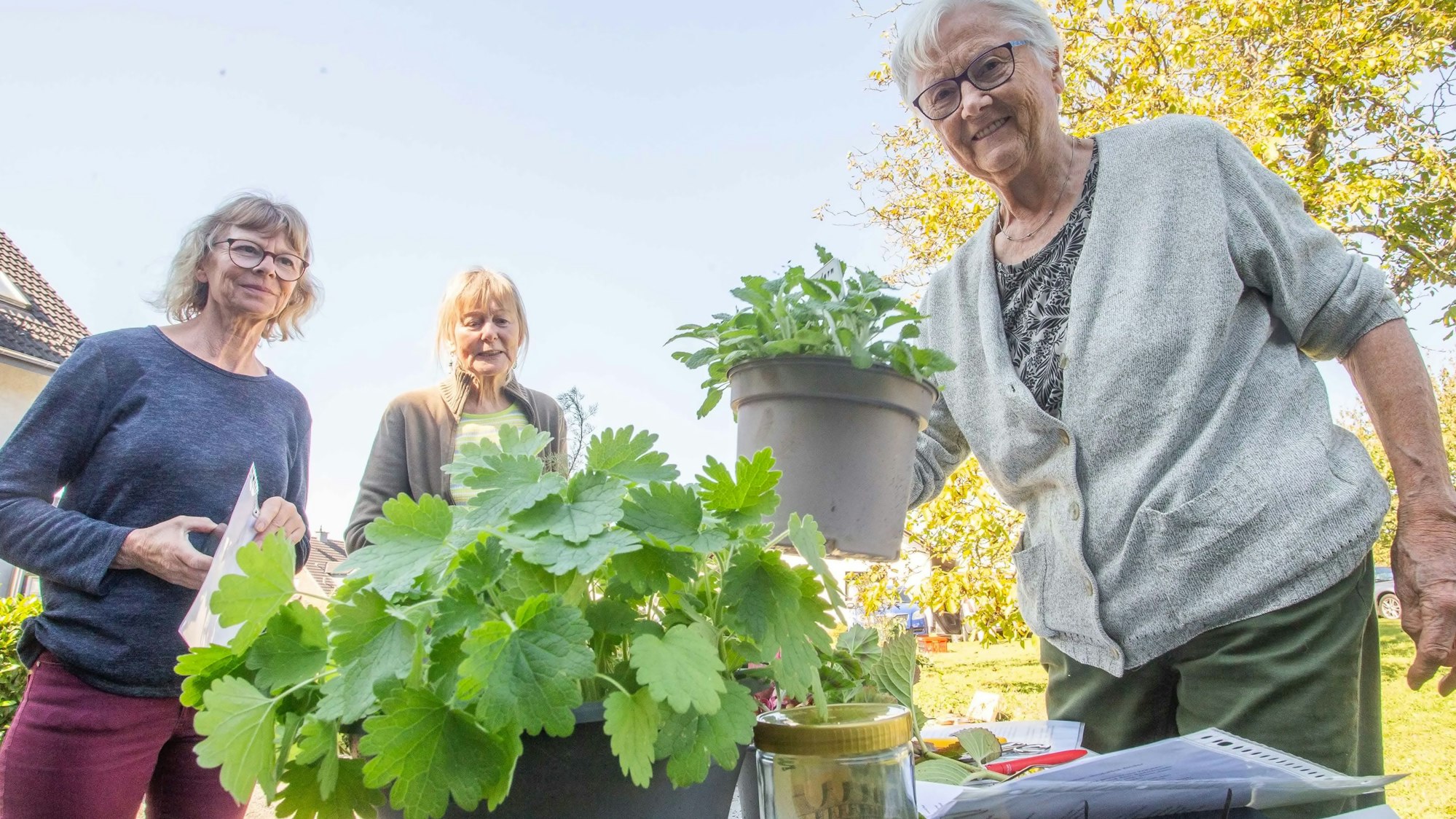 Pflanzen zu erhalten, die nahezu in Vergessenheit geraten sind, ist ein Anliegen von Renate Dahmer (rechts). Auch deswegen hat die Frau aus Gummersbach jetzt in Wiehl-Drabenderhöhe an einer Pflanzentauschbörse teilgenommen.