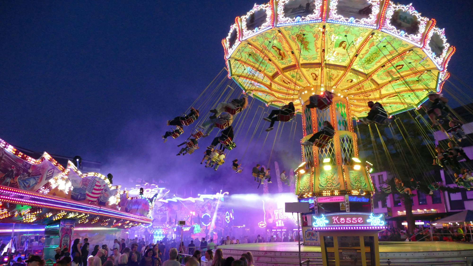 Blick auf den Marktplatz während der Eitorfer Kirmes 2024.