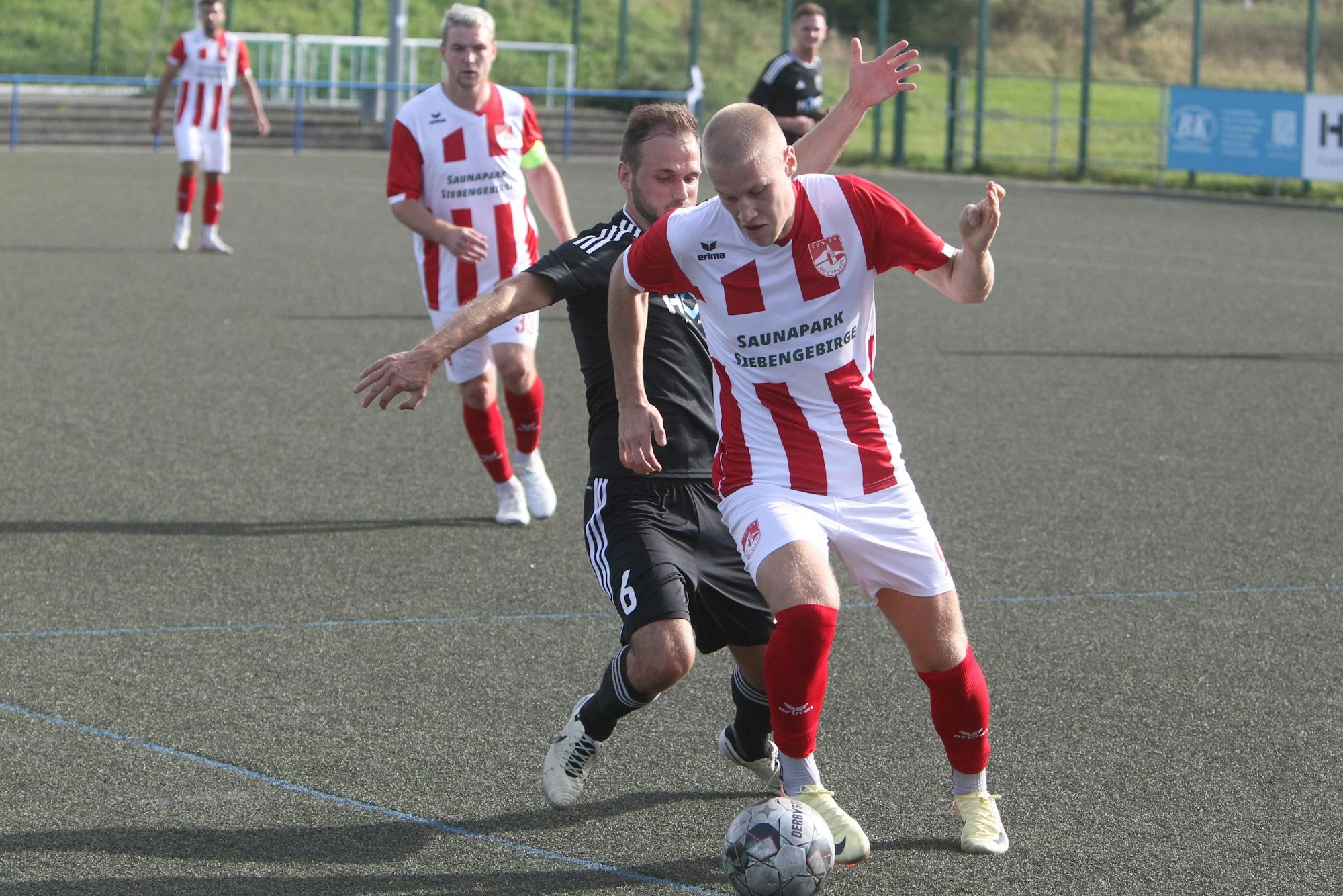Der Oberpleiser Torschütze Jan Lucas Mowitz wird von Christopher Mai verfolgt.