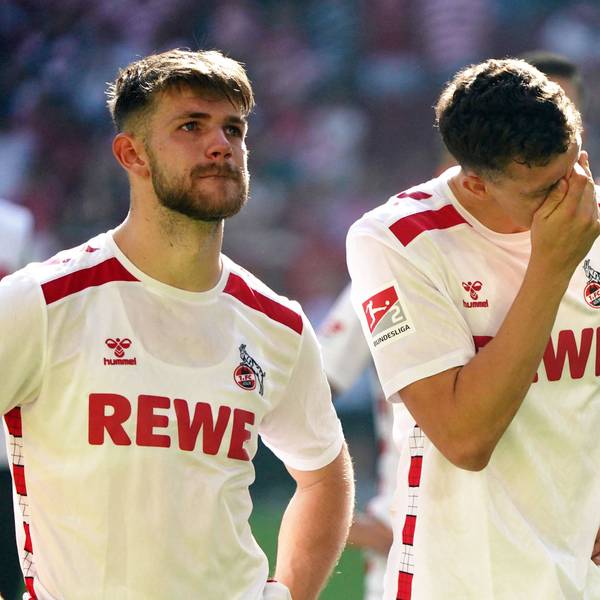 Kölner Verzweiflung: Jan Thielmann und Eric Martel (r.) stehen nach dem 2:2 in Düsseldorf enttäuscht vor der FC-Fankurve.
