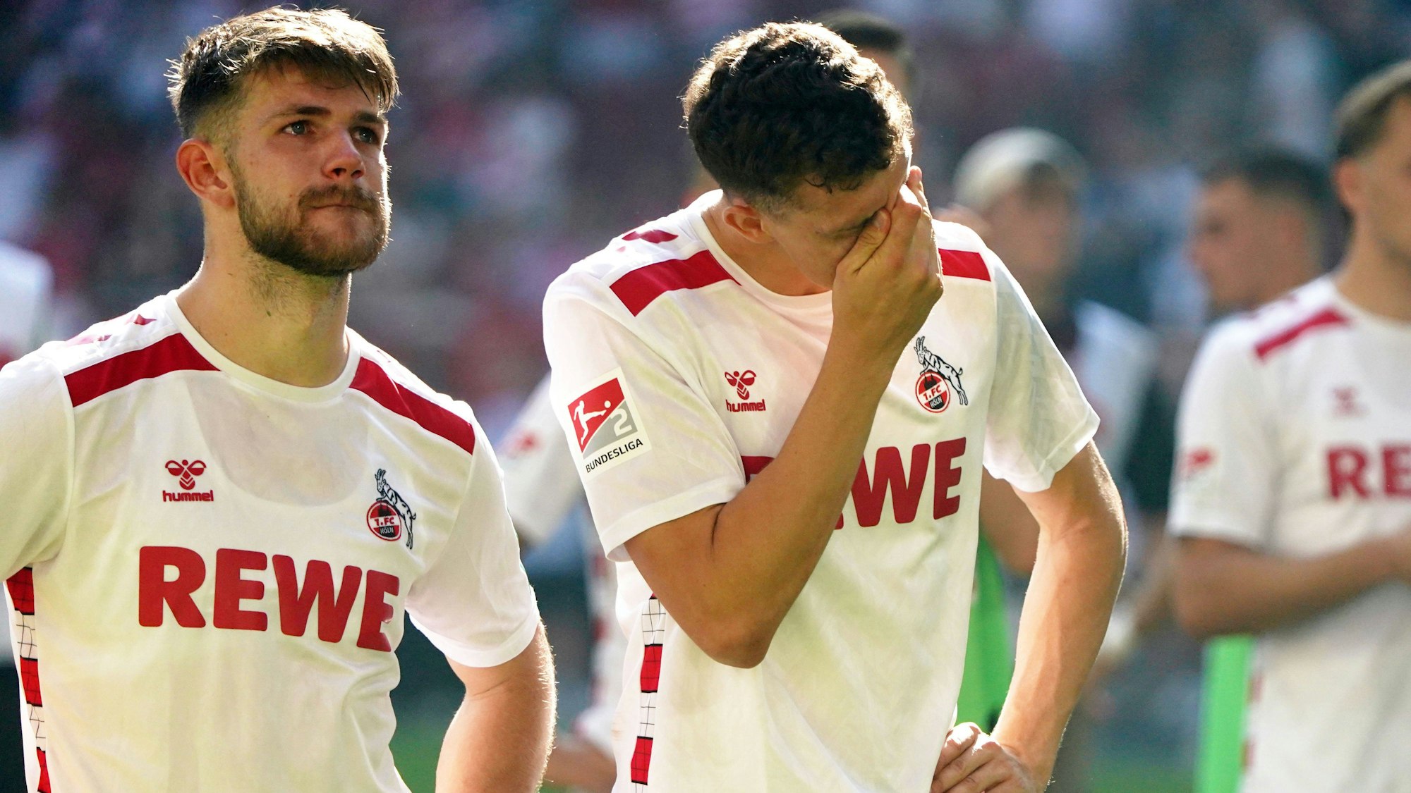Kölner Verzweiflung: Jan Thielmann und Eric Martel (r.) stehen nach dem 2:2 in Düsseldorf enttäuscht vor der FC-Fankurve.