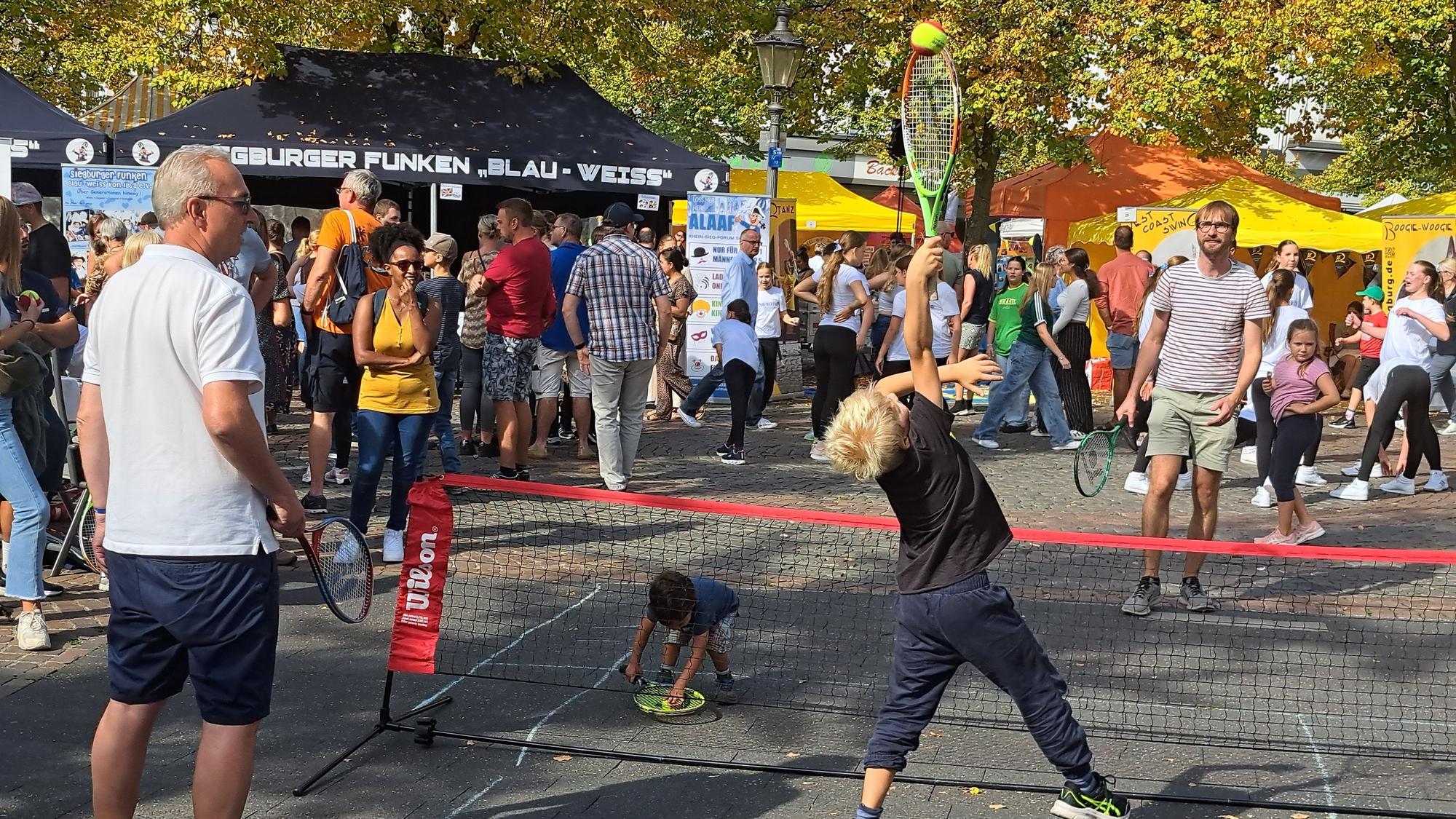 Der Siegburger Tennisclub Blau Weiss lud zum improvisierten Tennismatch auf Straßenpflaster ein.
