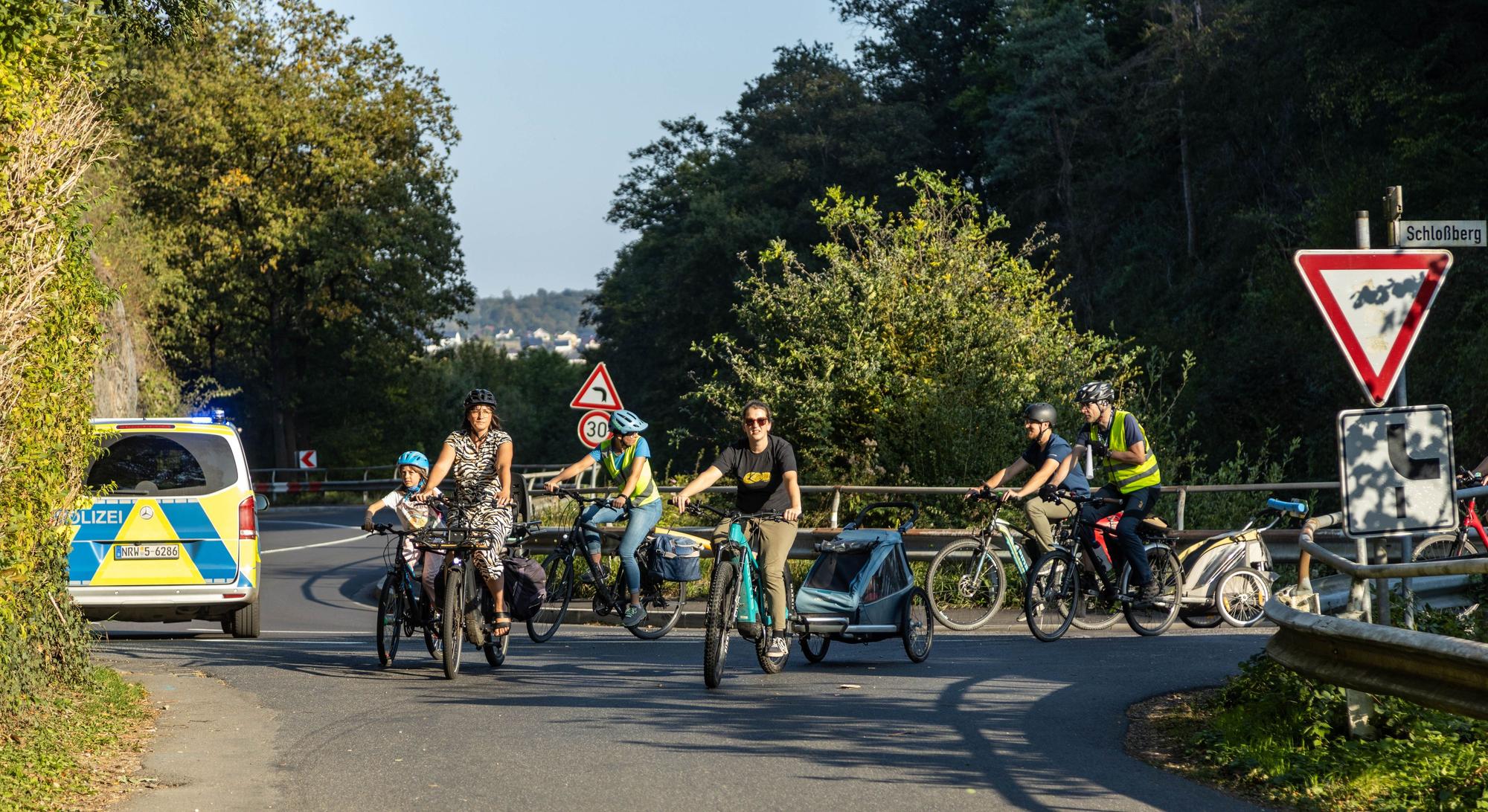Radfahrer biegen in eine Kurve in Windeck ein.