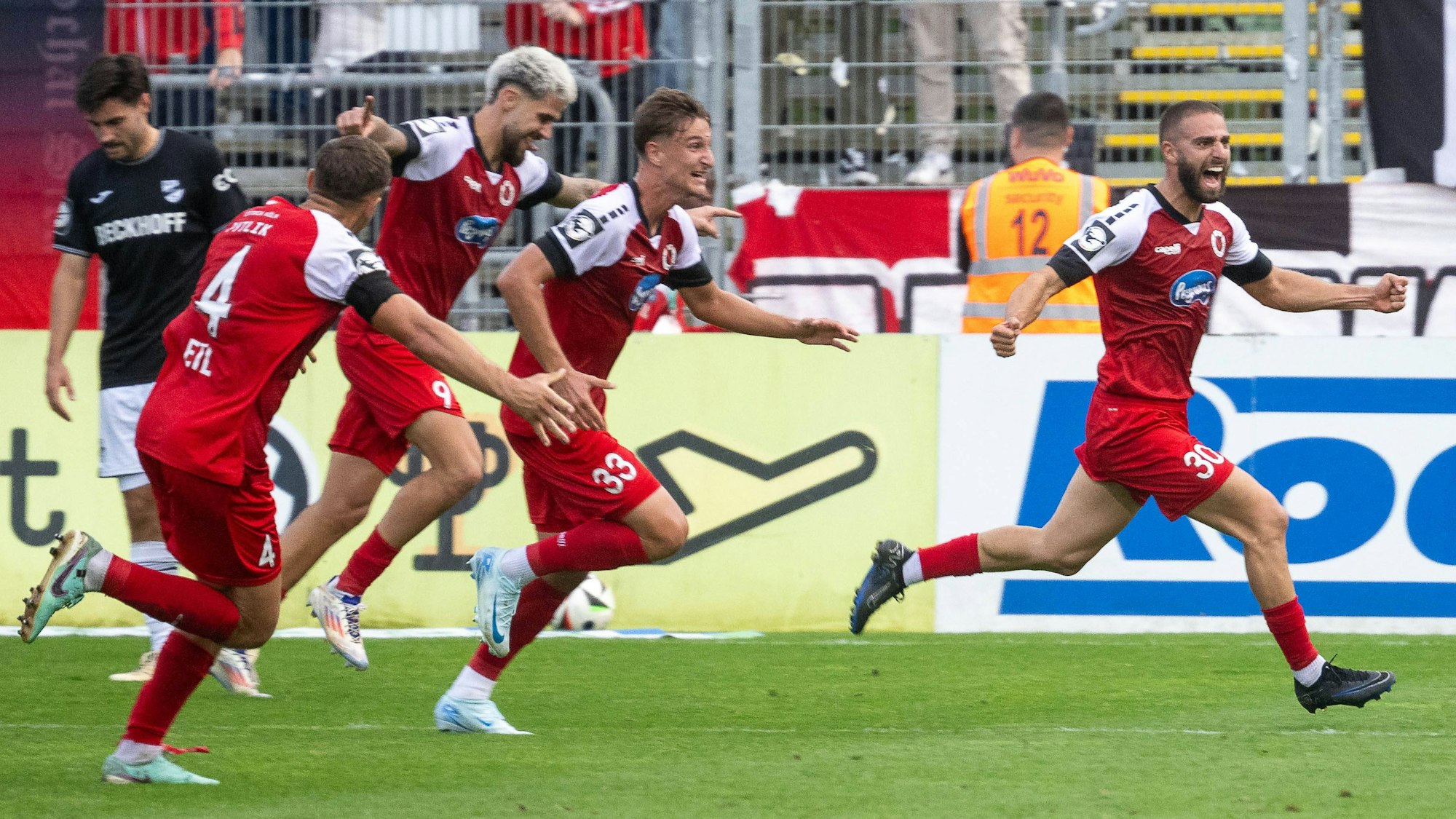 22.09.24, Fussball: 3. Liga, Saison 2024/2025, 06. Spieltag, Viktoria Köln 1904 e.V. vs. SC Verl im Sportpark Höhneberg in Köln. Die Koelner Spieler bejubeln das Tor zum 2:1 duch Serhat Semih Gueler Viktoria Koeln, 30. Wichtiger Hinweis: Gemaess den Vorgaben der DFL Deutsche Fussball Liga bzw. des DFB Deutscher Fussball-Bund ist es untersagt, in dem Stadion und/oder vom Spiel angefertigte Fotoaufnahmen in Form von Sequenzbildern und/oder videoaehnlichen Fotostrecken zu verwerten bzw. verwerten zu lassen. Foto: Kirchner-Media/TH *** 22 09 24, Soccer 3 Liga, Season 2024 2025, Matchday 06, Viktoria Köln 1904 e V vs SC Verl at Sportpark Höhneberg in Cologne The Cologne players celebrate the goal to 2 1 by Serhat Semih Gueler Viktoria Koeln, 30 Important note In accordance with the regulations of the DFL German Football League and the DFB German Football Association, it is prohibited to utilize or have utilized photographs taken in the stadium or of the match in the form of sequential images or video-like photo series Foto Kirchner Media TH Copyright: xKirchner-Media/THx