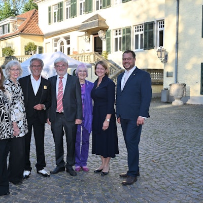 Vor der Feierstunde posierten die Laudatoren und die vier neuen Ehrenbürger vor Schloss Eulenbroich (v. l.): Erster Beigeordneter Martin Stolte, Bürgermeisterin Bondina Schulze, Ingrid Ittel-Fernau, Willy Ketzer, Jürgen Rembold, Monika Kampmann, Technische Beigeordnete Bianca Lorenz und der stellvertretende Bürgermeister Sebastian Gopp.