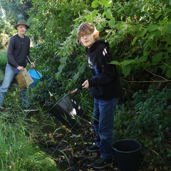 Schuften am „World Cleanup Day“: Jeannette, Steffen und Levi (12) Stockhausen machen ordentlich sauber am Waldbröler Brölbach.