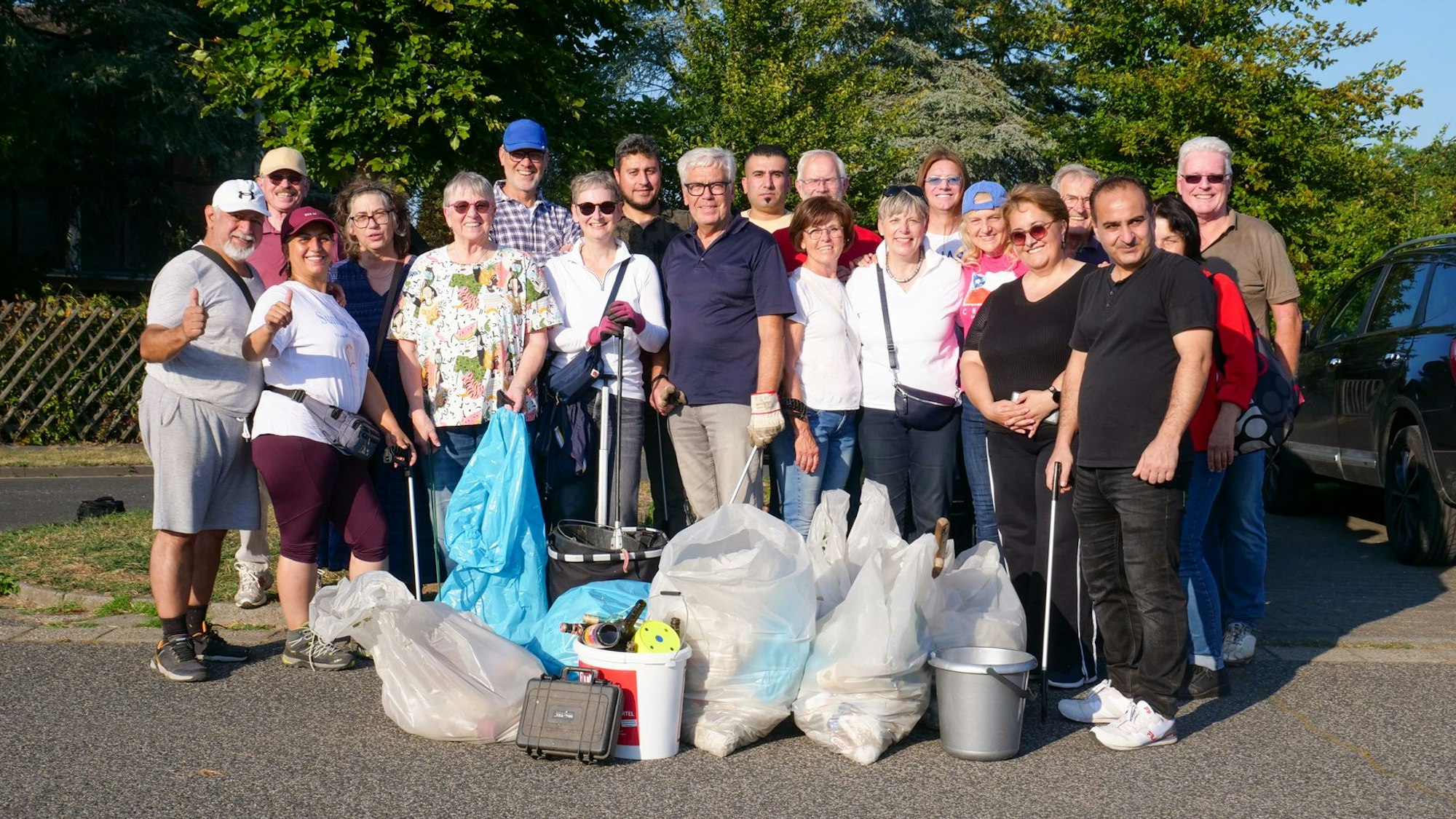 Auf dem Bild sind die Teilnehmer der Müllsammelaktion mit den Funden zu sehen.