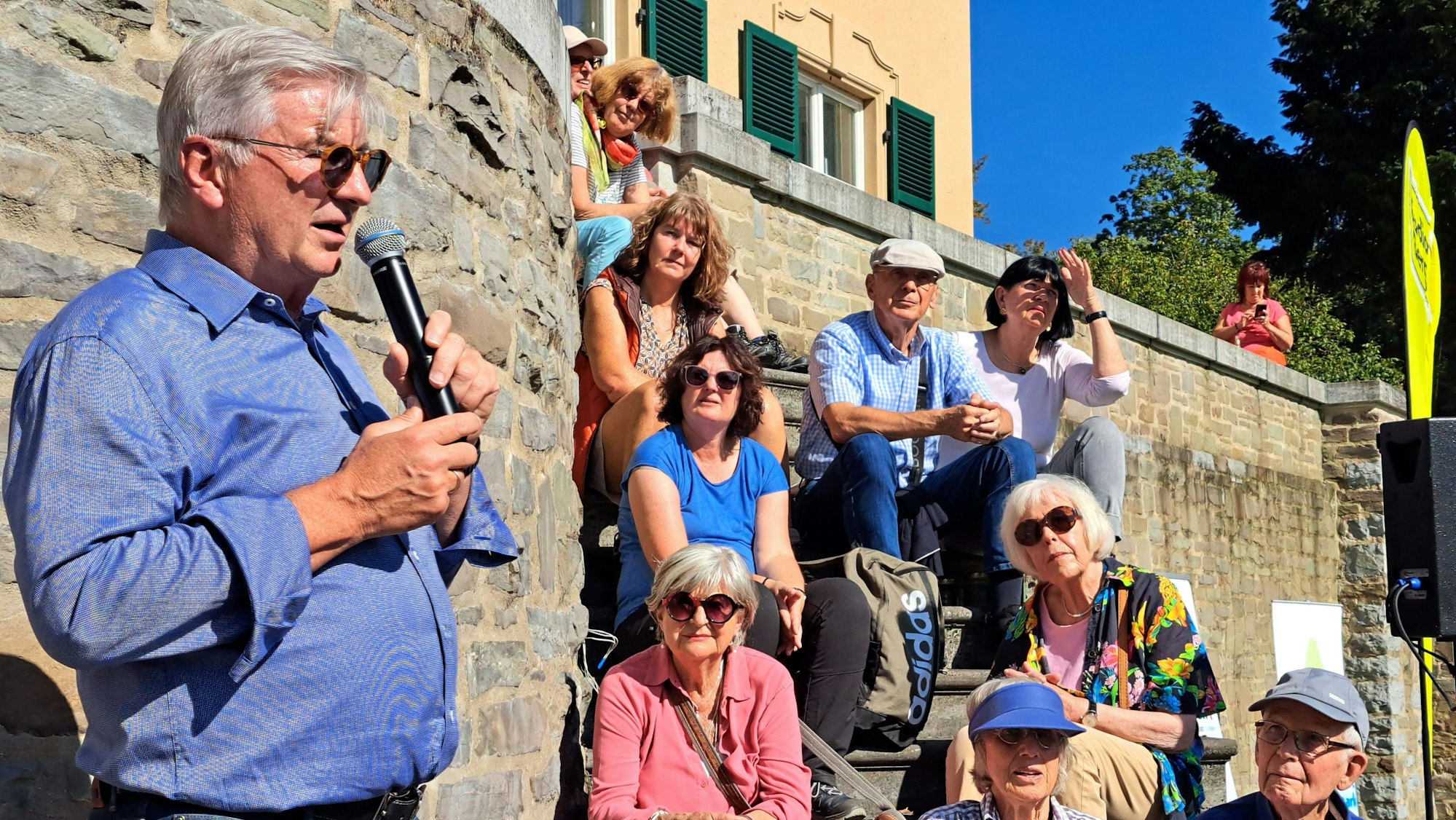 Dr. Heribert Landskron-Reißdorf erläuterte die Pläne für das Schlosshotel Lerbach
