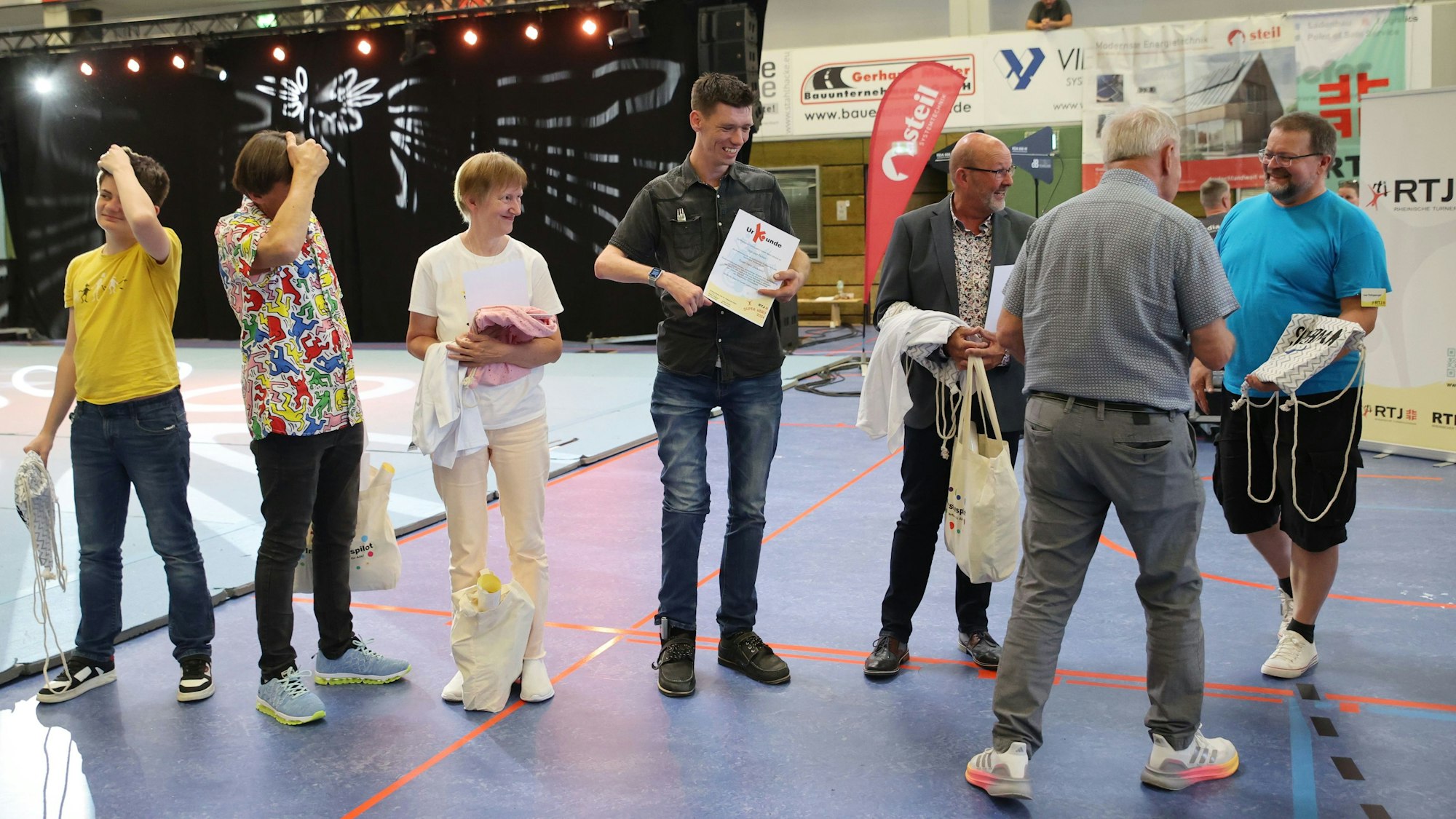 Gummersbach, Eugen-Haas-Halle: Ehrungen bei der Rheinischen Turnshow.
