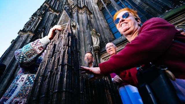 Andrea Eberl tastet als erste bei der Vorstellung des neuen Bronze-Modells am Kölner Dom.