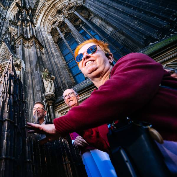 Andrea Eberl tastet als erste bei der Vorstellung des neuen Bronze-Modells am Kölner Dom.