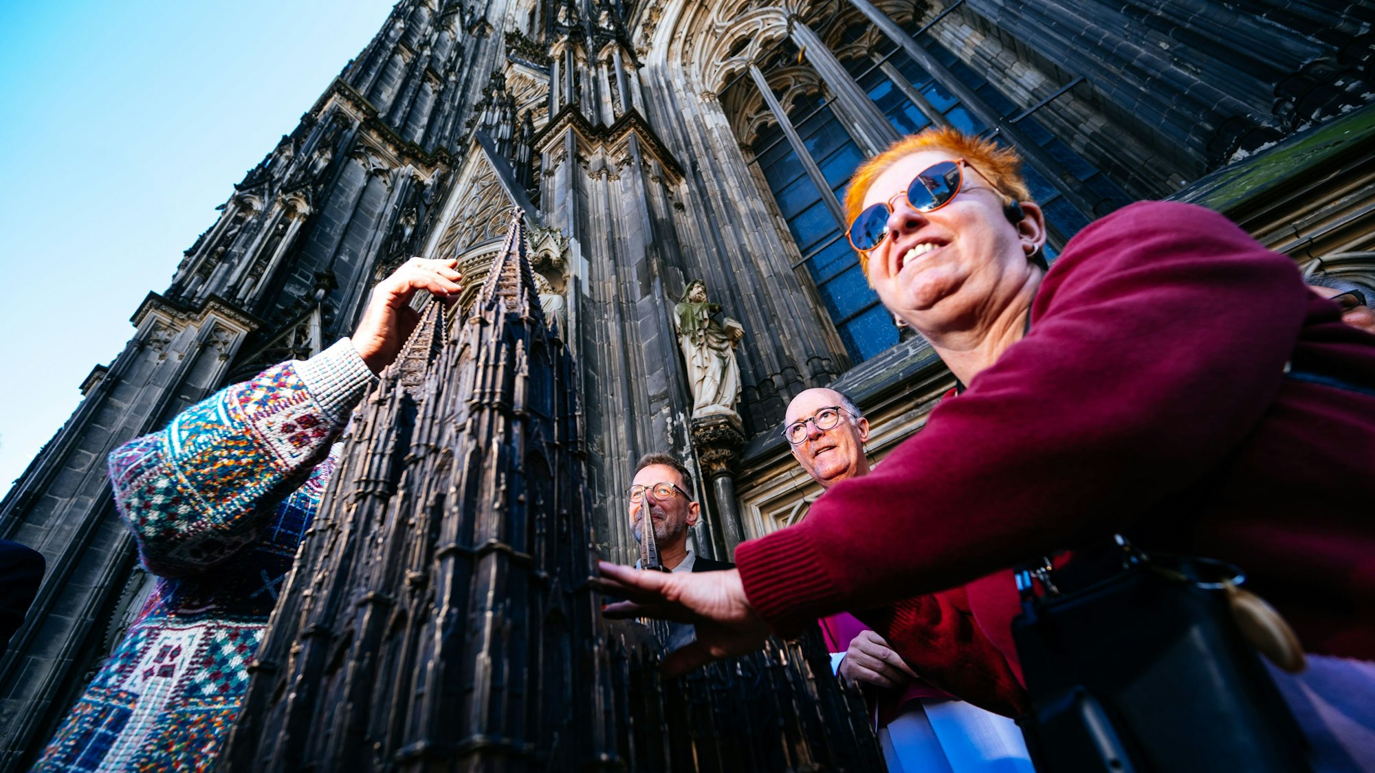Andrea Eberl tastet als erste bei der Vorstellung des neuen Bronze-Modells am Kölner Dom.