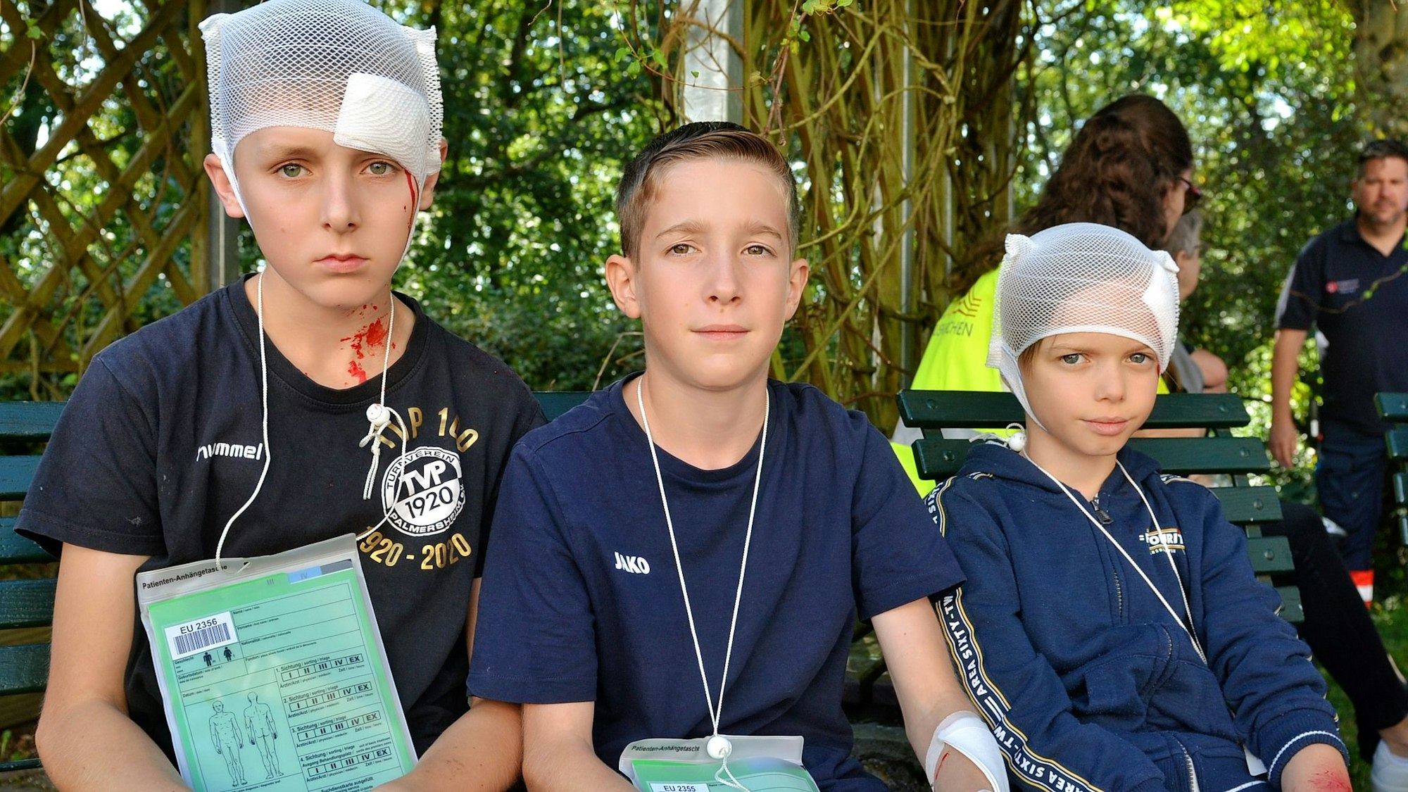 Thorben, Lennard und Ben haben Verbände am Kopf oder am Arm. Sie zählten am Samstag zu den Verletzten-Darstellern bei der Katastrophenübung an der Bildungsstätte Steinbach.