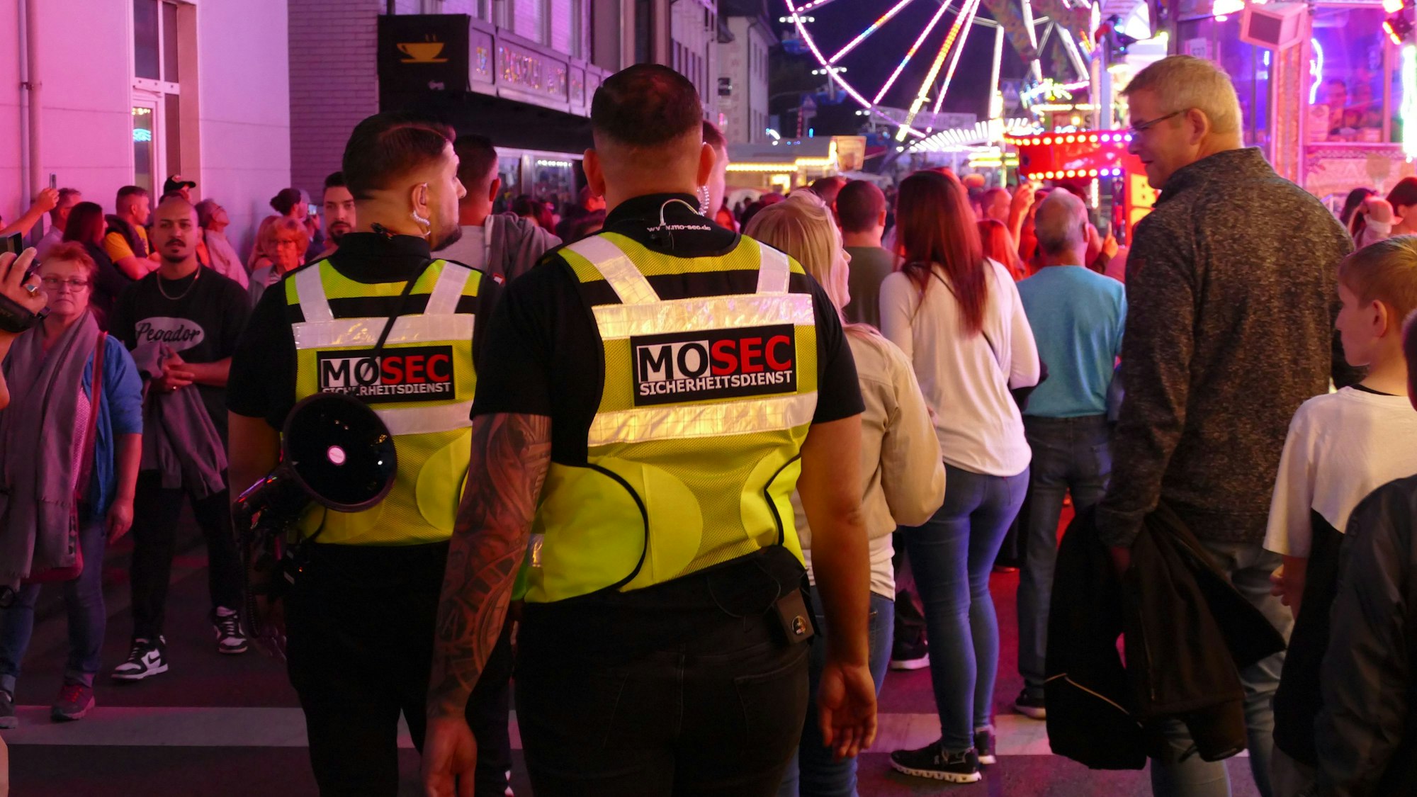 Mitarbeiter des Sicherheitsdienstes liefen Streife auf der Festmeile der Eitorfer Kirmes.