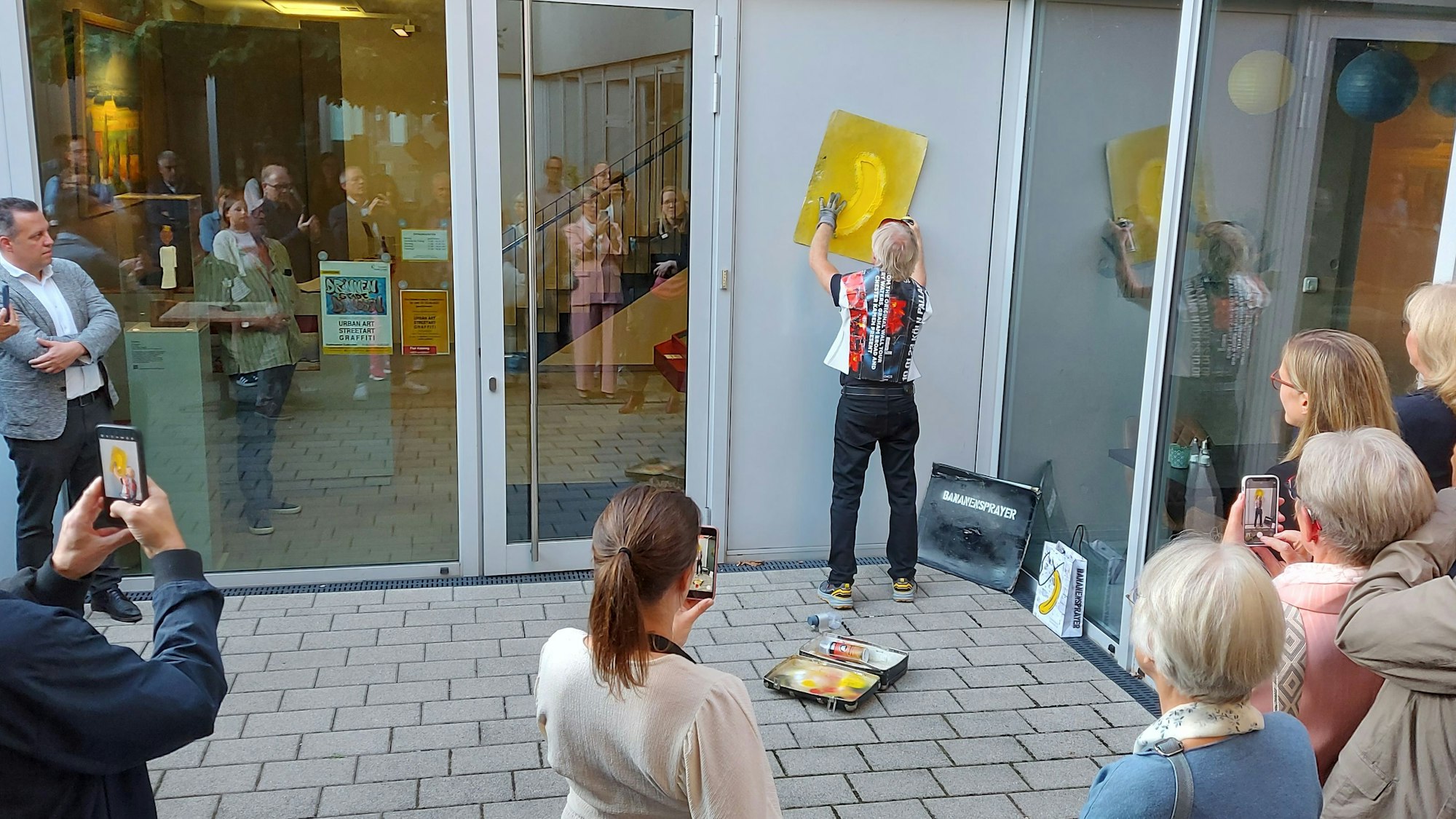 Zur Ausstellungseröffnung hat Streetart-Künstler Thomas Baumgärtel eine gemalte Banane an der Fassade des Museums angebracht.