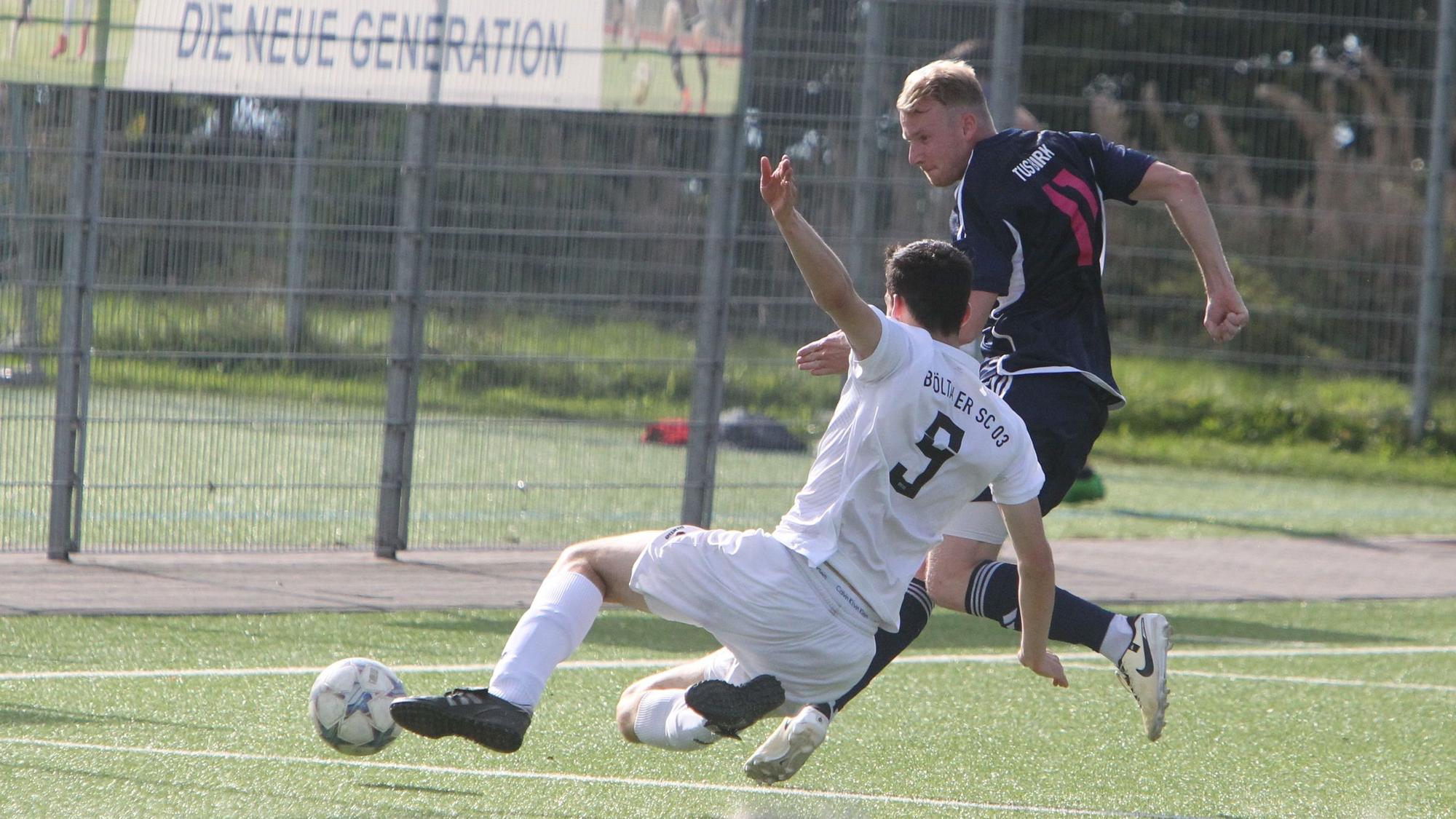 Florian Fischer erzielt in dieser Szene das 2:0, Bröltals Lars Bergmann kommt zu spät.