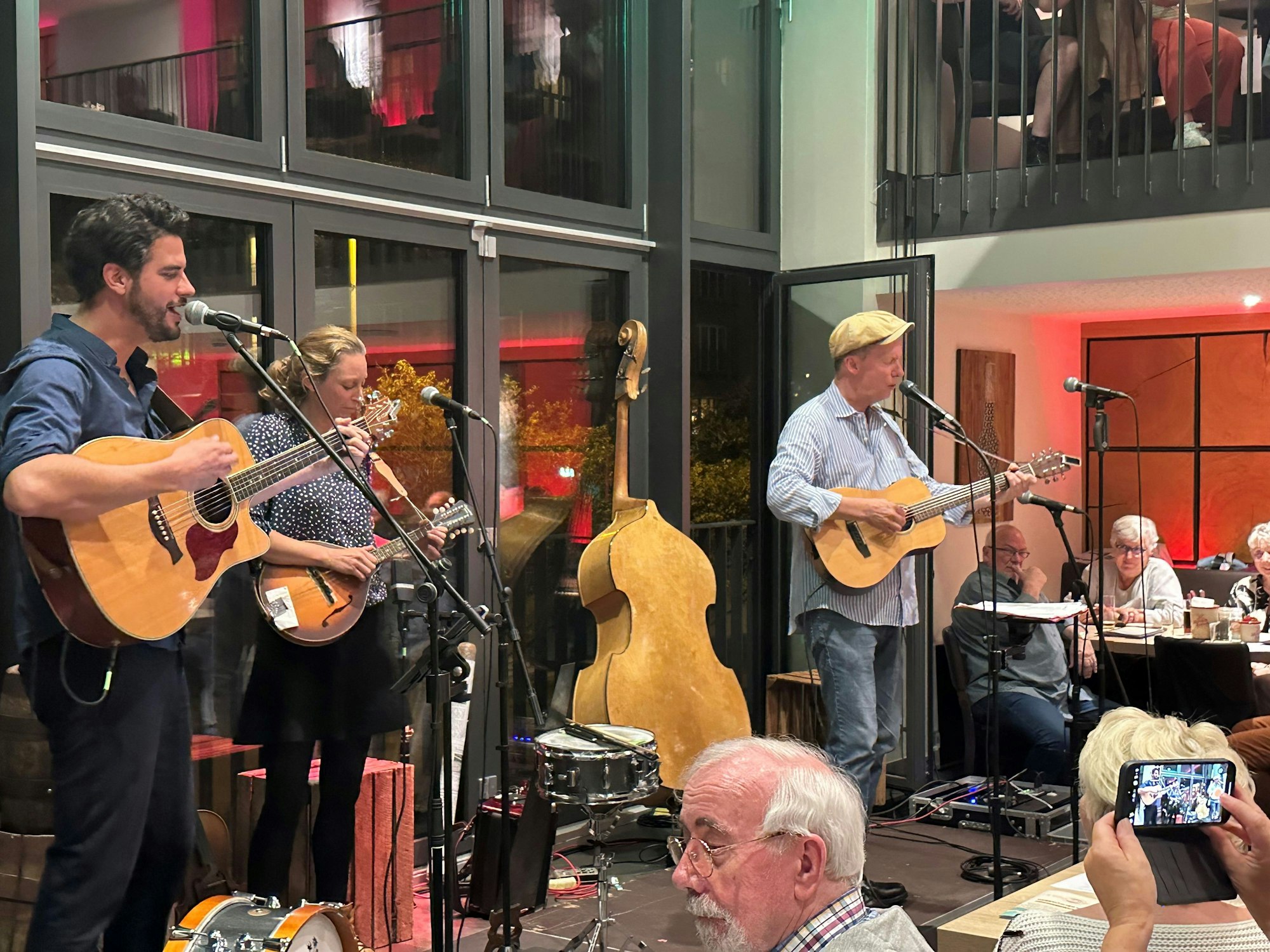 Philipp Oebel interpretiert zusammen mit „Toi et mo“i Ostermanns „Am dude Jüdd“.