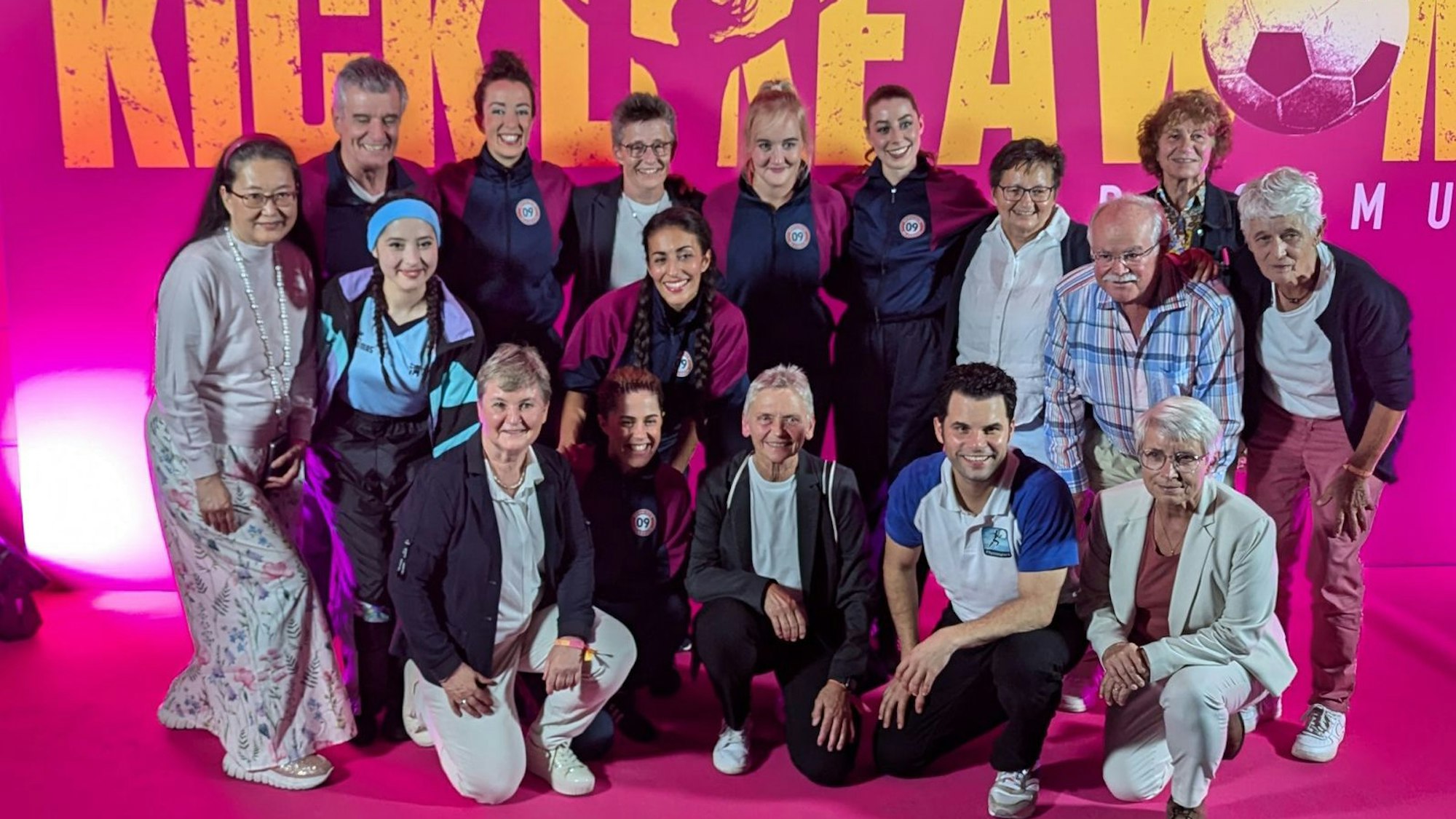 Gala Auftakt  mit Prominenten und  den ehemaligen Spielerinnen