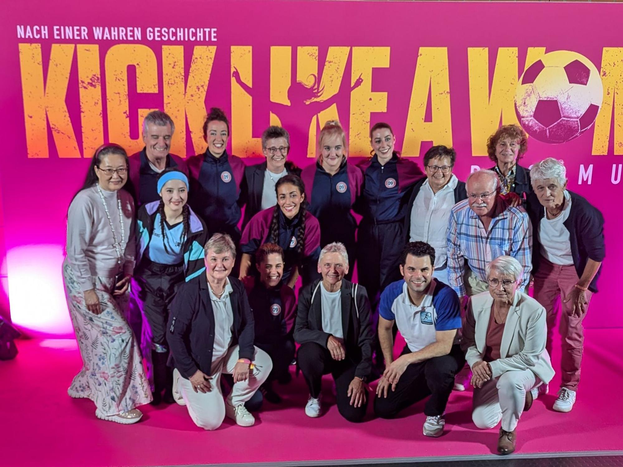 Das war im September 2024: Gala-Auftakt zur Vorpremiere des Musicals mit Prominenten auf dem Roten Teppich und und den ehemaligen Spielerinnen