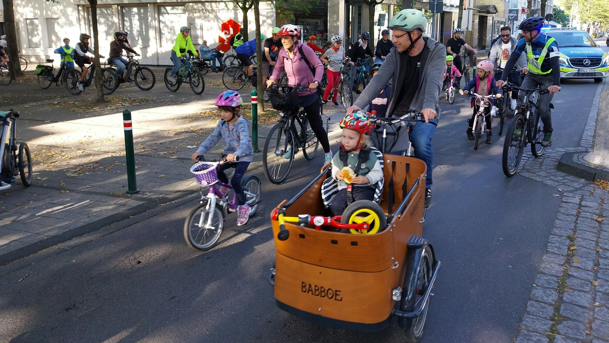 In Hennef radelten die Kleinen und großen Demonstranten bei der Kiddical Mass am Weltkindertag über die Frankfurter Straße.