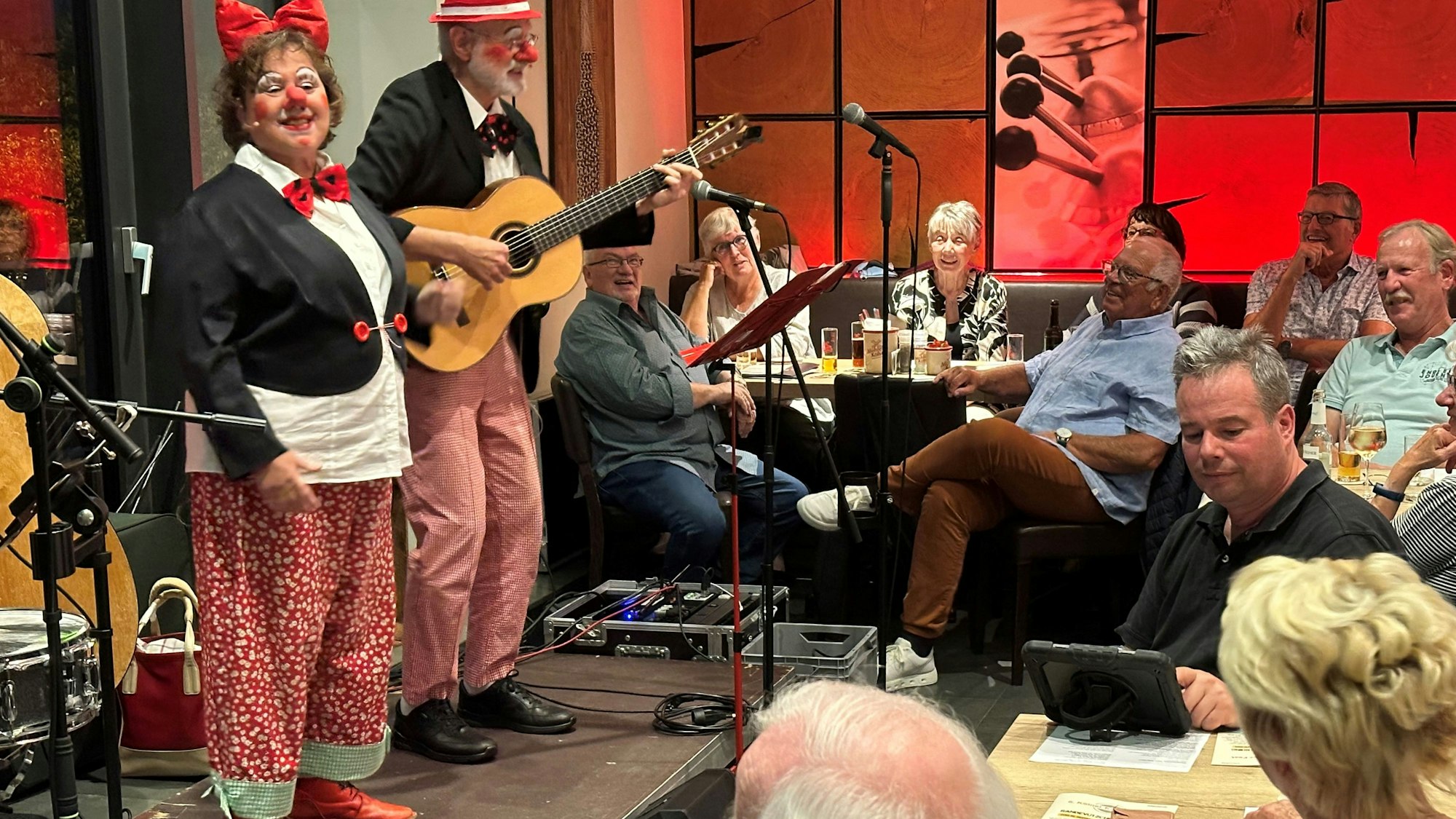 Knubbelefutz und Schmalbedaach (Renate Heymans und Dieter Schmitz).