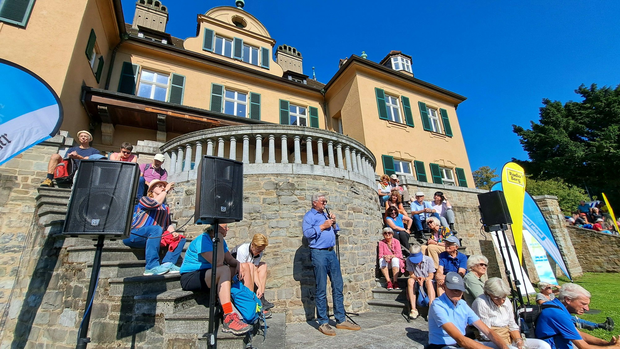 Das Foto teigt Wanderer bei einer Pause am Lerbacher Schlosshotel