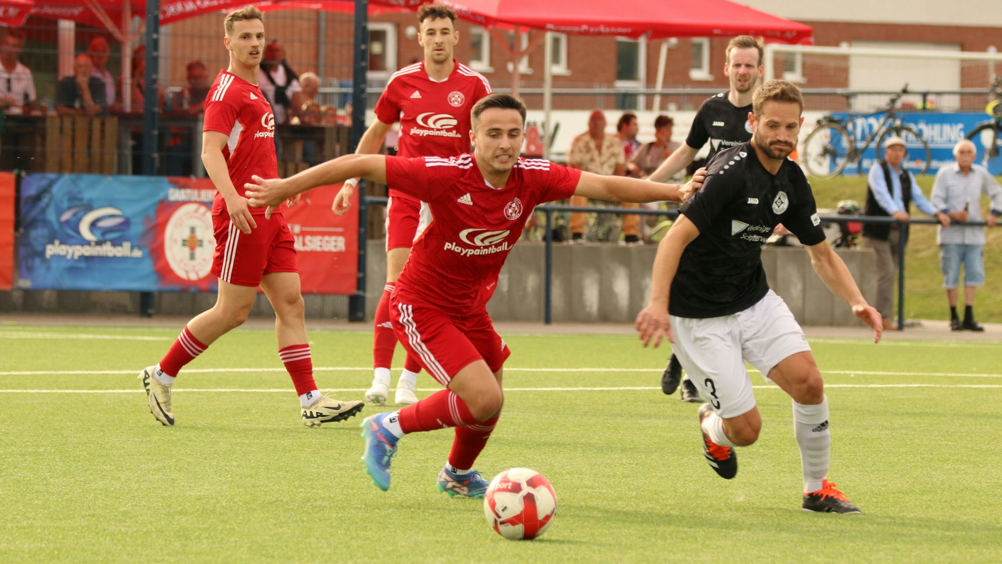 Mit ausgebreiteten Armen schirmt Marlon Große den Ball ab.