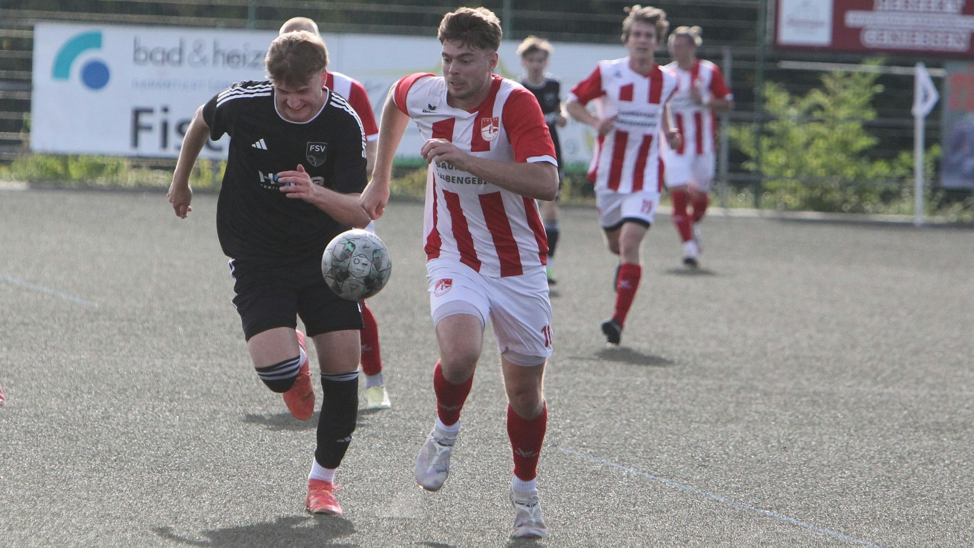Nikolas Klosterhalfen (rechts) und der TuS Oberpleis sind dem FSV letztlich einen Schritt voraus.