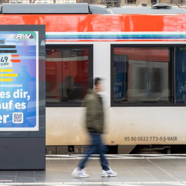 Mit dem Deutschlandticket ist man vergleichsweise günstig deutschlandweit auf den Schienen unterwegs. Am Montag zeigt sich für wie lange noch. (Archivbild)