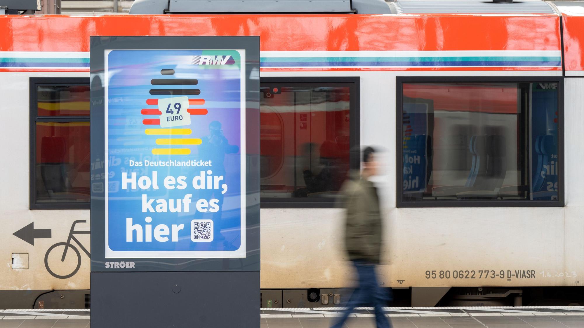Mit dem Deutschlandticket ist man vergleichsweise günstig deutschlandweit auf den Schienen unterwegs. Am Montag zeigt sich für wie lange noch. (Archivbild)