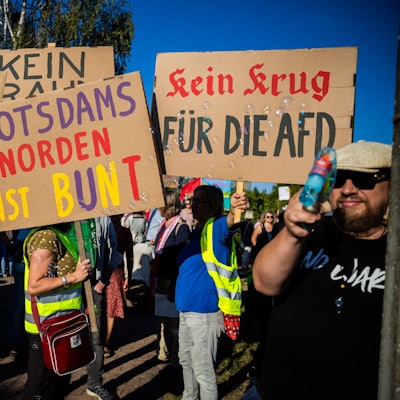 Teilnehmer eines Protests gegen die Wahlparty und rechte Politik der AfD versammeln sich nahe dem Veranstaltungsort der AfD-Wahlparty in Potsdam-Marquardt.