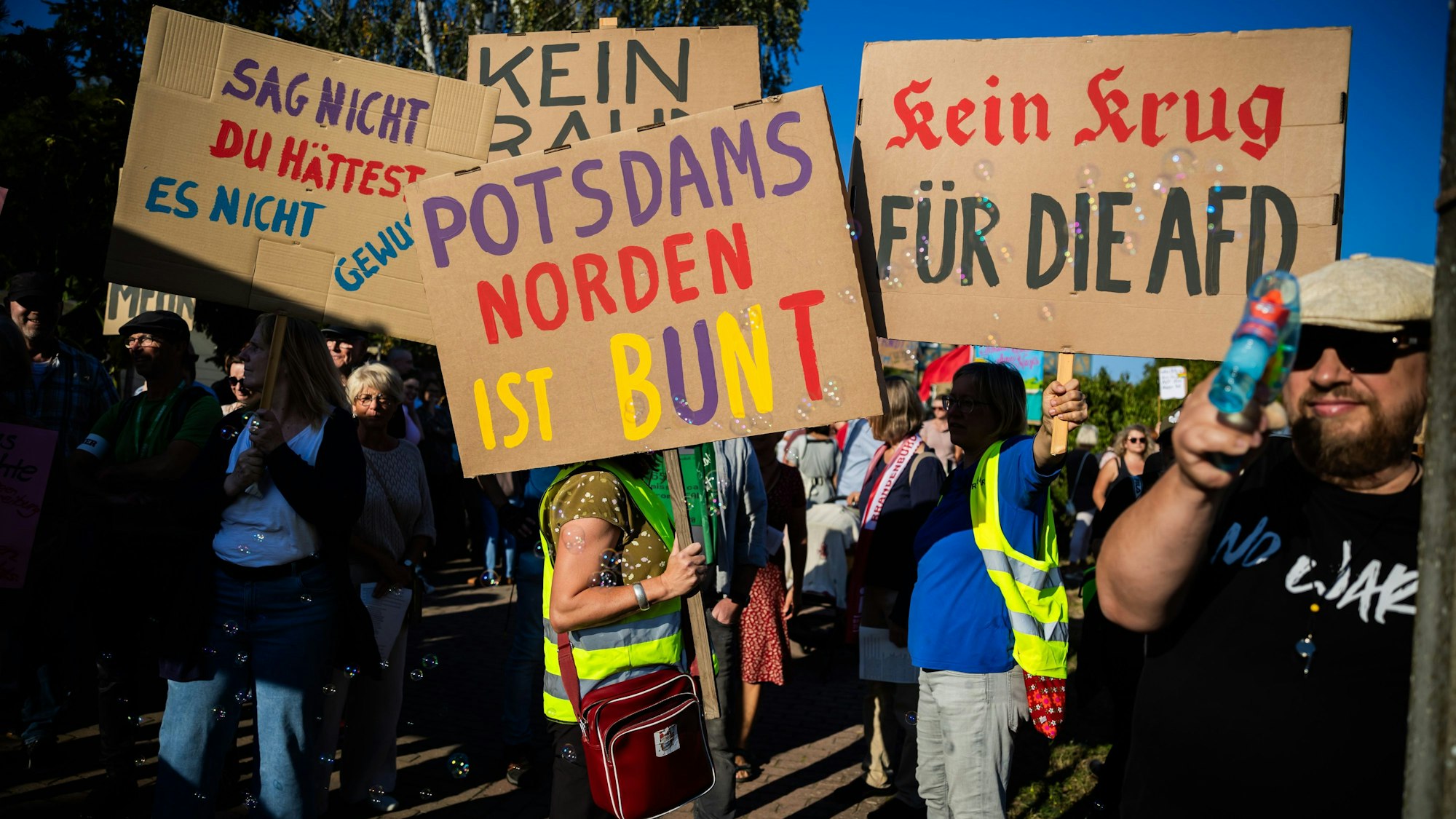 Teilnehmer eines Protests gegen die Wahlparty und rechte Politik der AfD versammeln sich nahe dem Veranstaltungsort der AfD-Wahlparty in Potsdam-Marquardt.