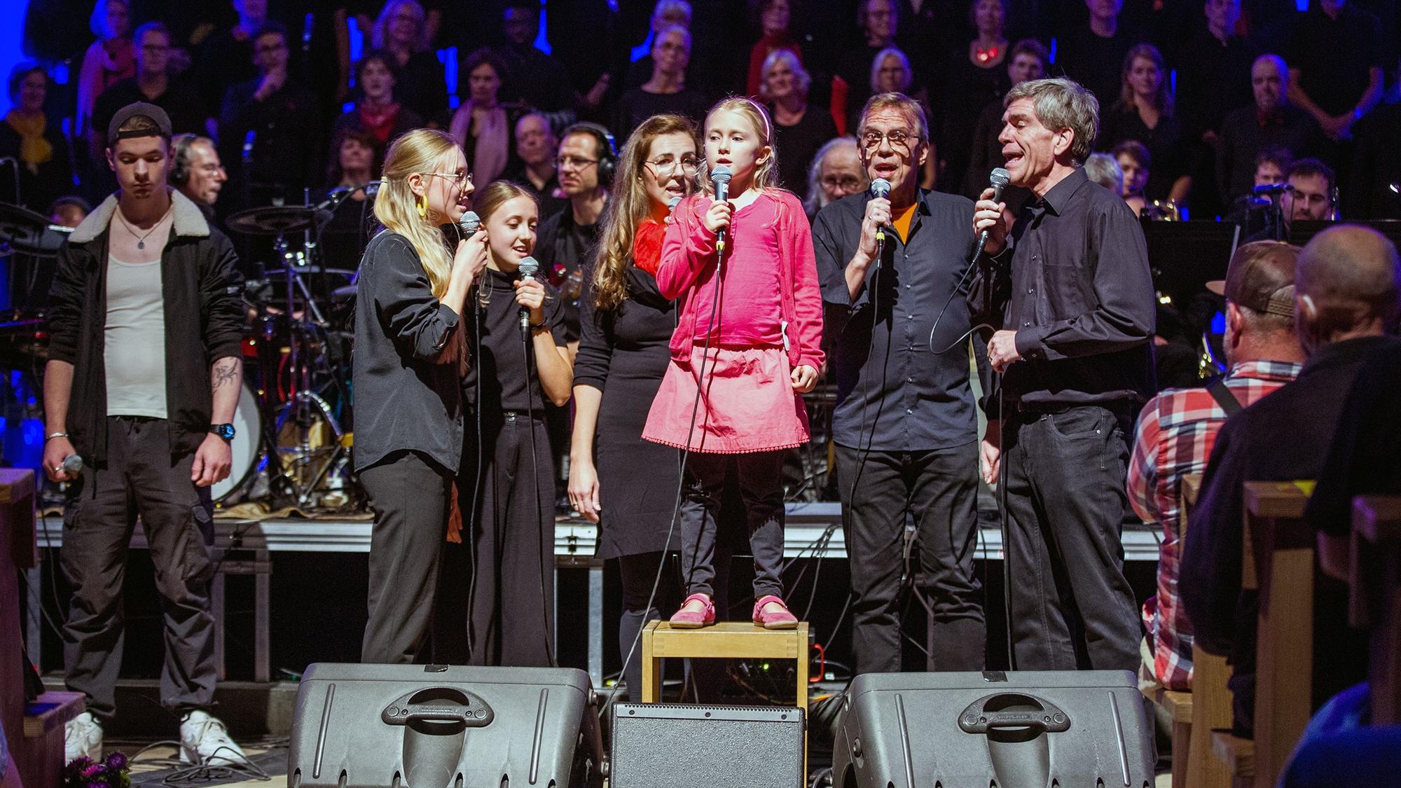 Kind singt Solo beim Konzert in der Rochuskirche