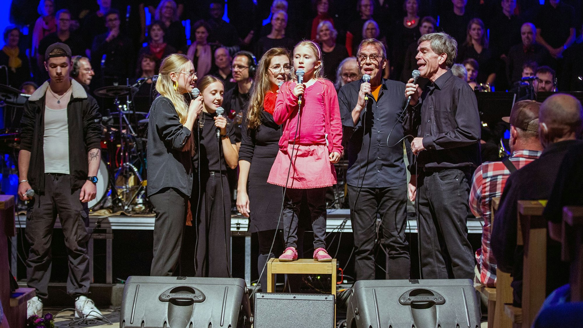 Kind singt Solo beim Konzert in der Rochuskirche