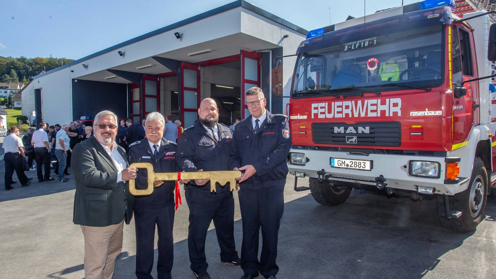 Schlüsselübergabe für den Anbau ans Gerätehaus, hier (von links) mit Bürgermeister Stefan Meisenberg, Gemeindebrandinspektor Frank Hartkopf, Löschgruppenführer Bastian Lemmer und dem stellvertretenden Löschgruppenführer Guido Menz.