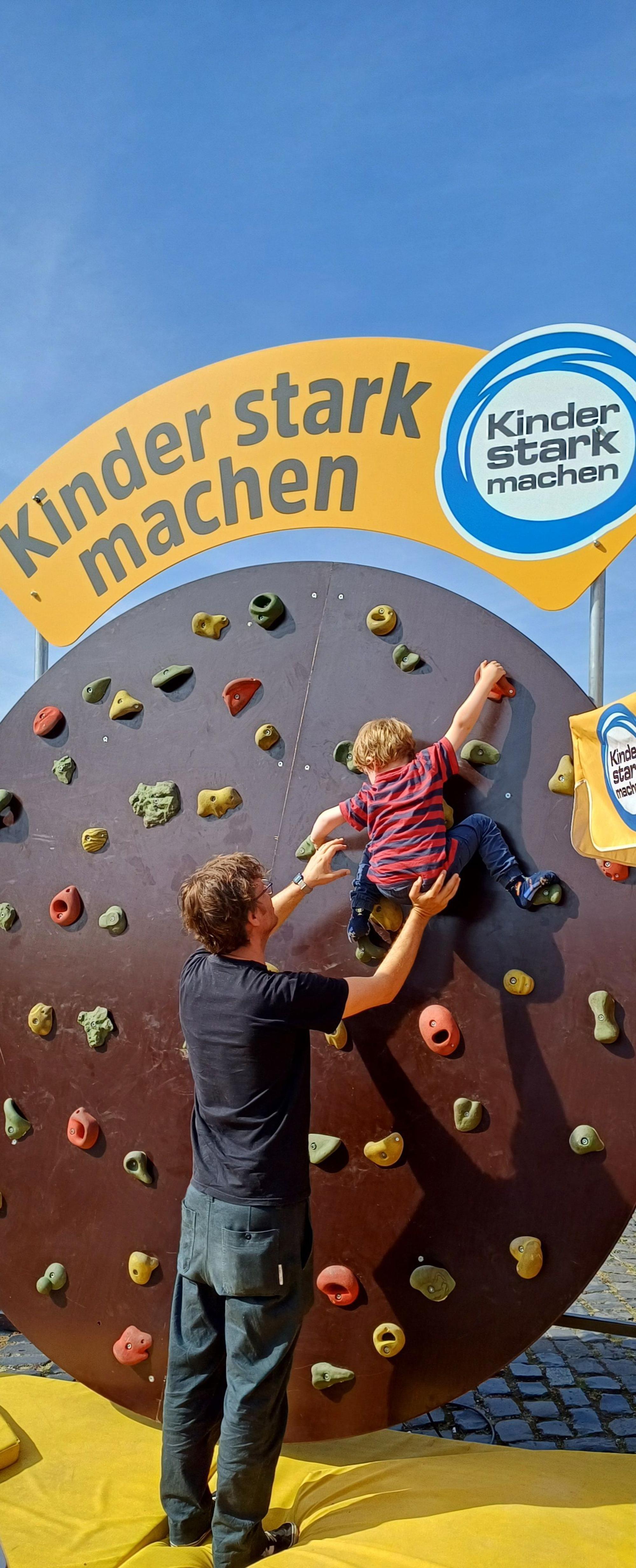 Ein Kinder klettert beim Weltkindertag.