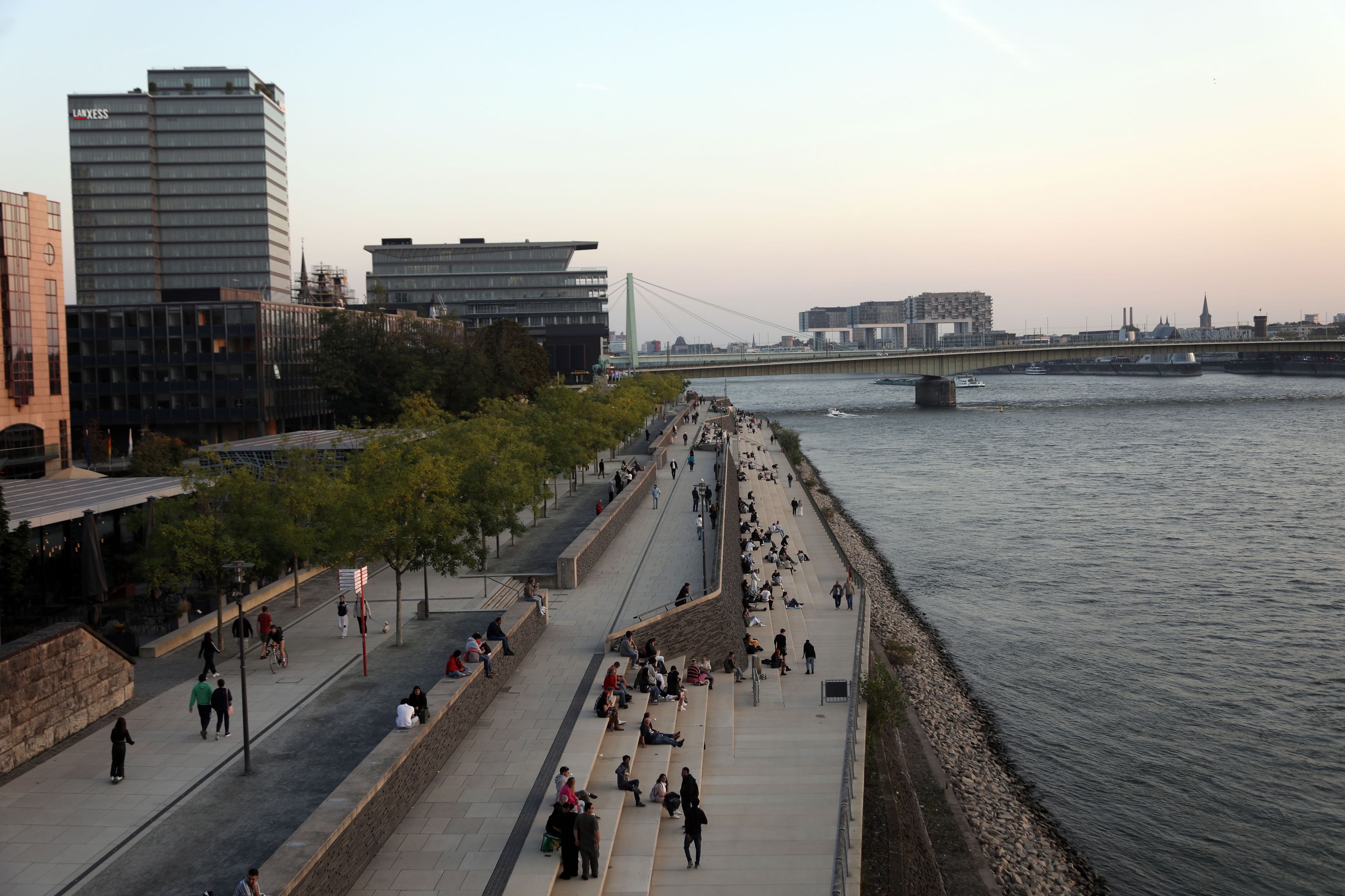 18.09.2024, Köln: Sonnenuntergang am Deutzer Rheinufer. Foto: Arton Krasniqi