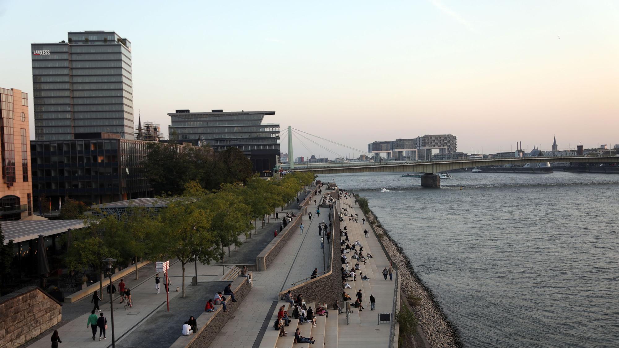 18.09.2024, Köln: Sonnenuntergang am Deutzer Rheinufer. Foto: Arton Krasniqi