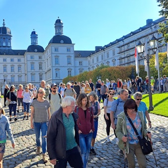 Teilnehmer des Wandertags am Bensberger Schloss