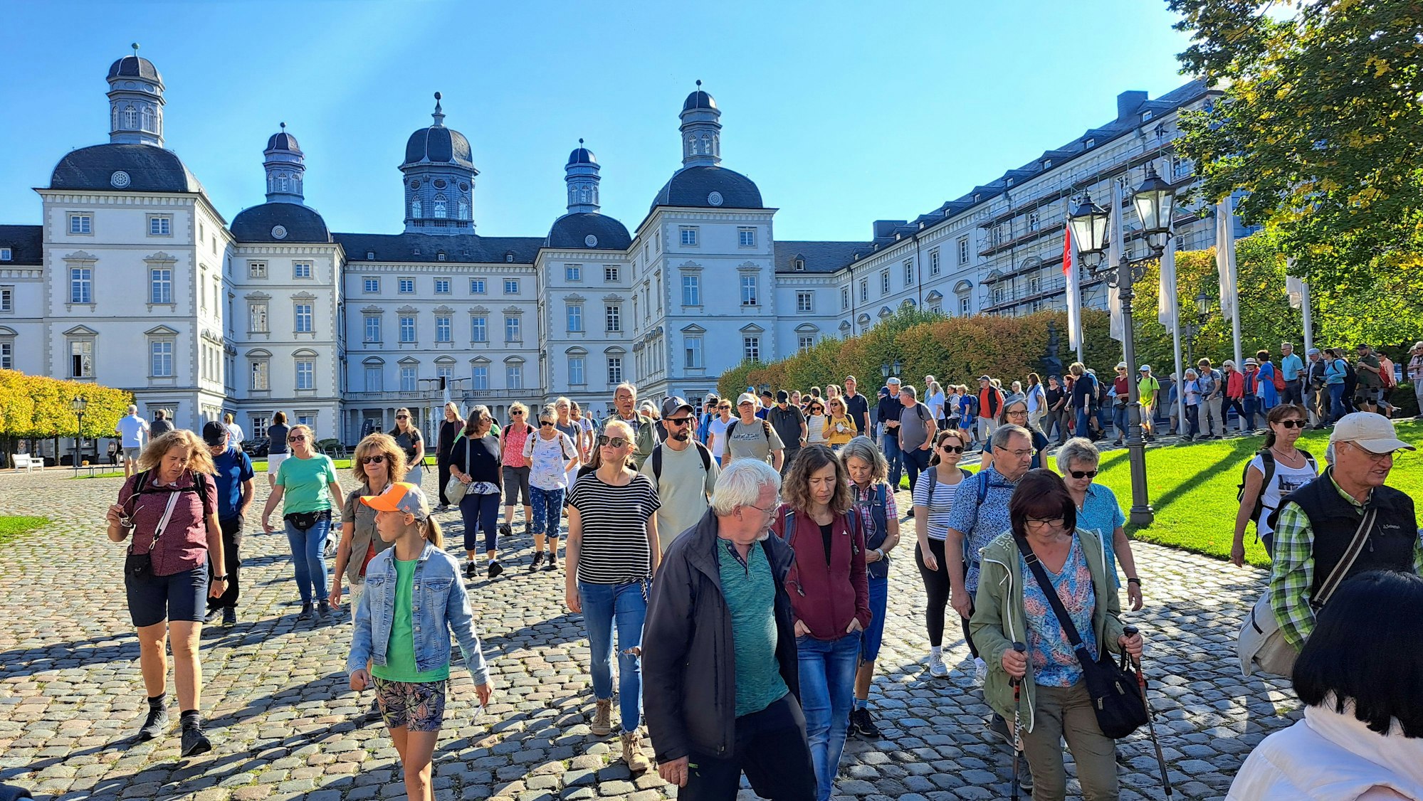 Teilnehmer des Wandertags am Bensberger Schloss