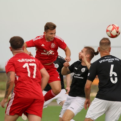 Bei einem Kopfball steigt Devin Nickisch höher als die Gegenspieler.